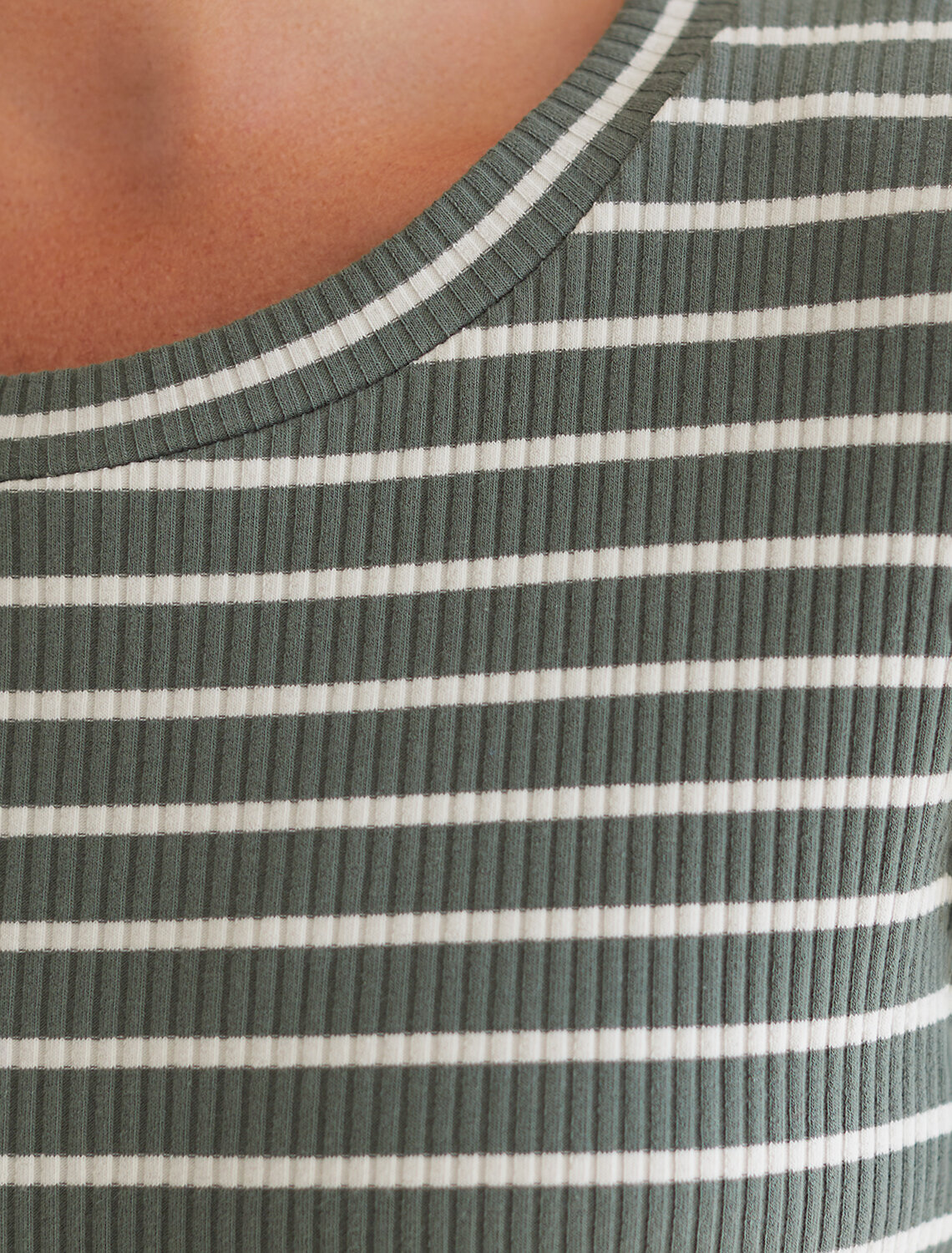 ст. цена2390руб.! VILATTE Платье D42.096оливковый-белый