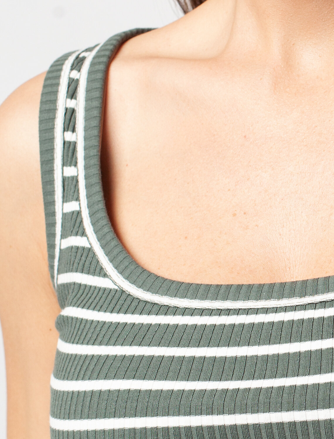 ст. цена1050руб.! VILATTE Топ D43.222оливковый-белый