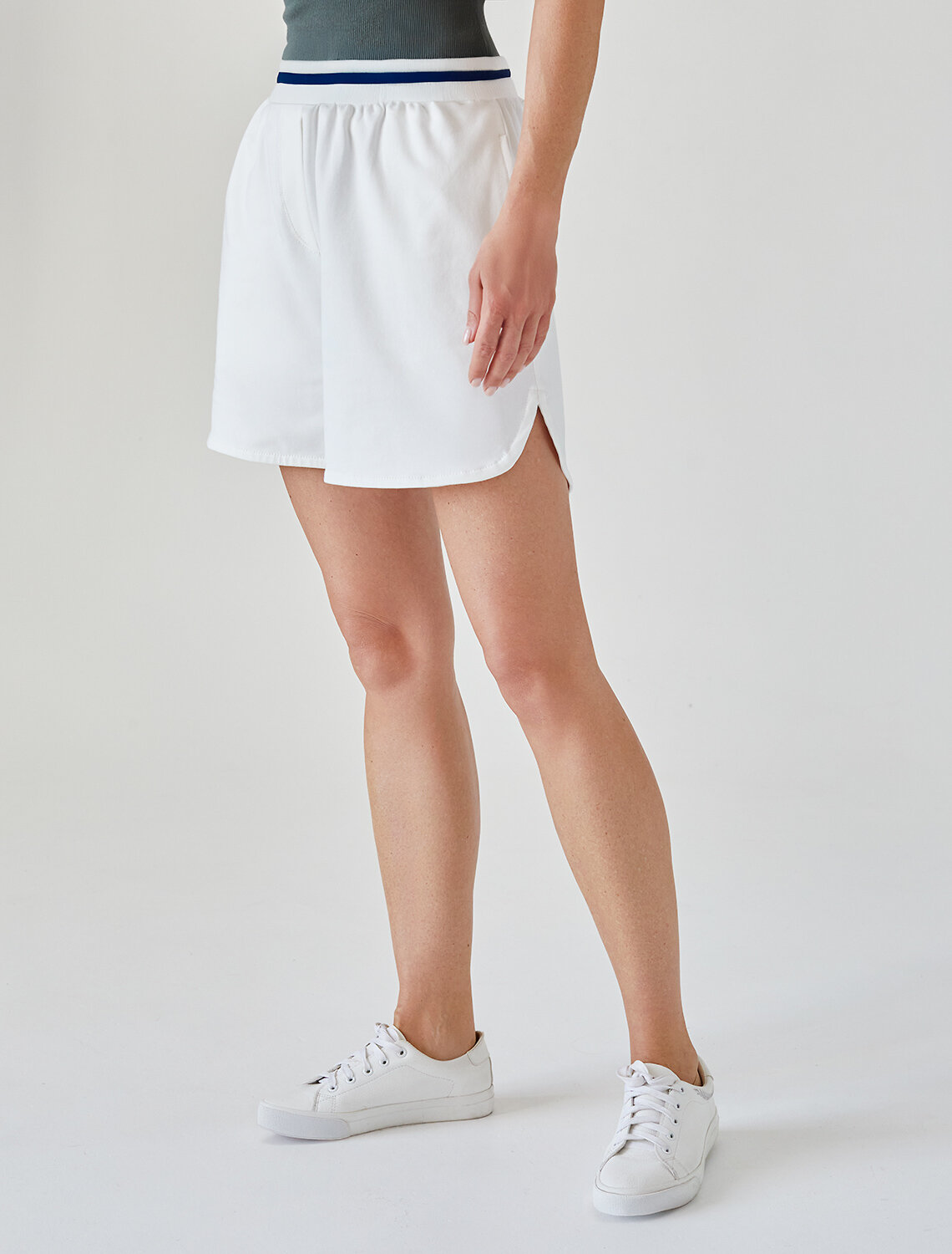 ст. цена1390руб.! VILATTE Шорты D48.009белый