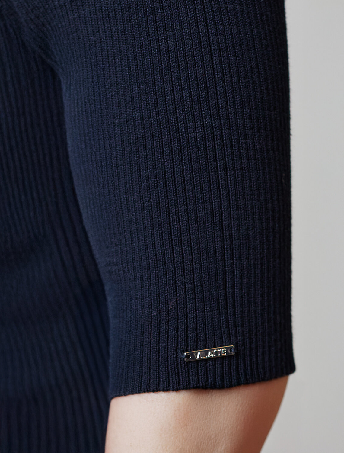 ст. цена1750руб.! VILATTE Свитер D34.198черный