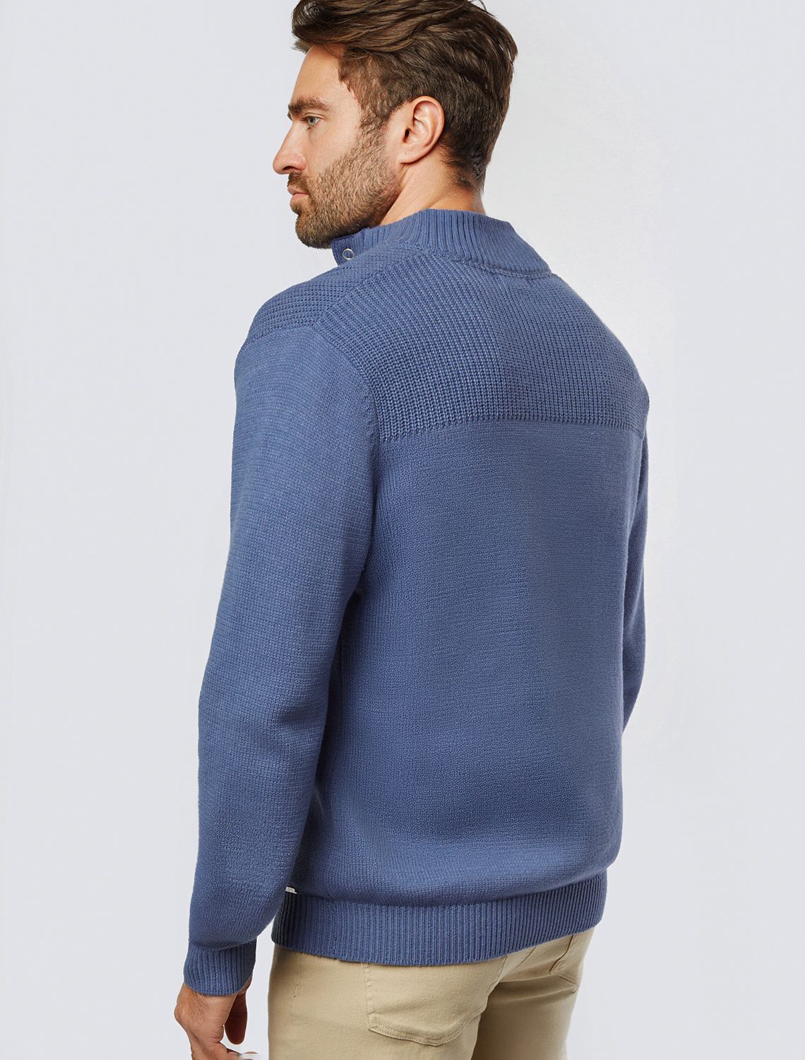 Свитер фактурной вязки с застежкой на крупные кнопки