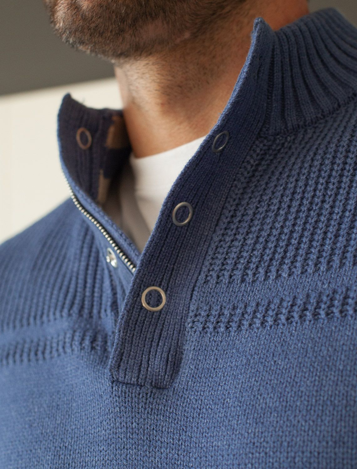 Свитер фактурной вязки с застежкой на крупные кнопки