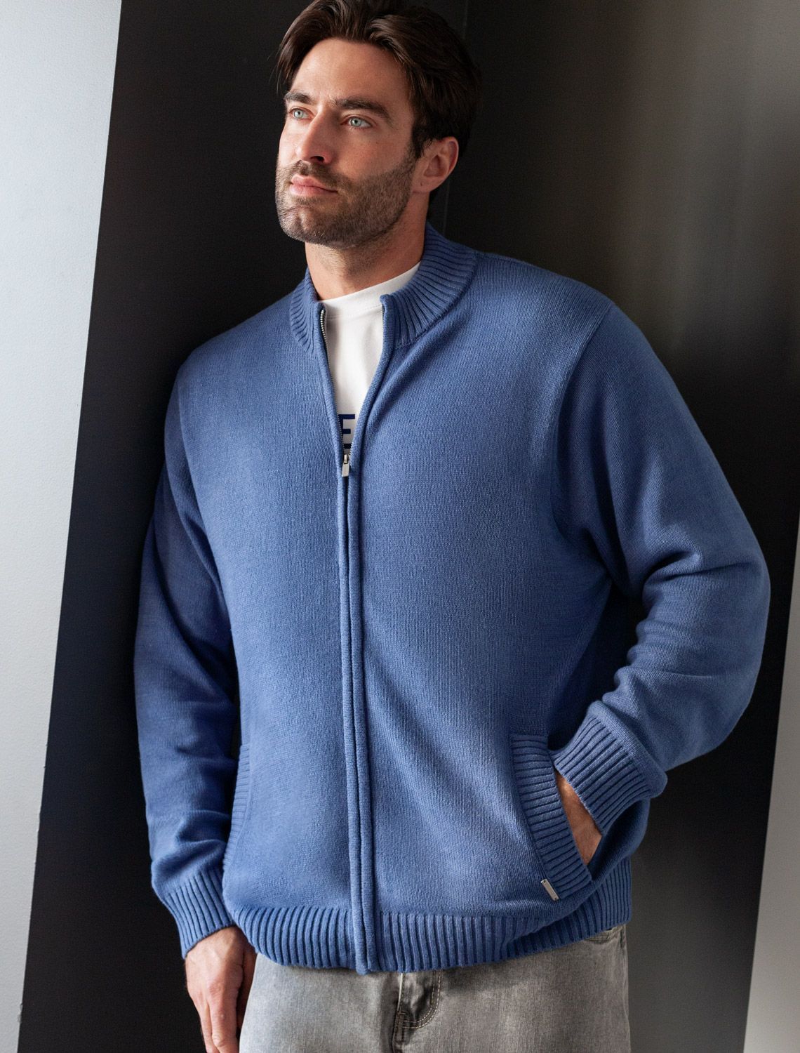 Кардиган плотной вязки на металлической молнии