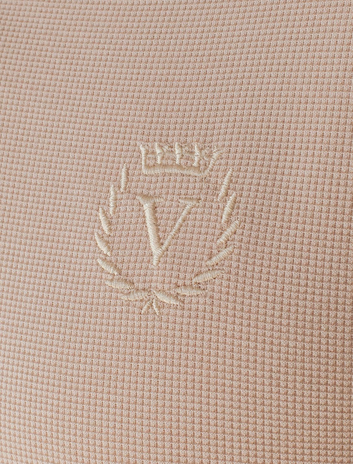 Поло из фактурного трикотажа с застежкой на пуговицы