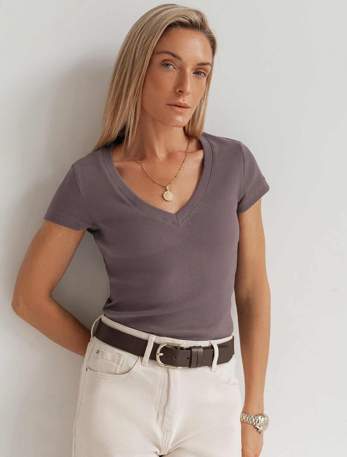 Футболка из плотного трикотажа в рубчик с V-образным вырезом