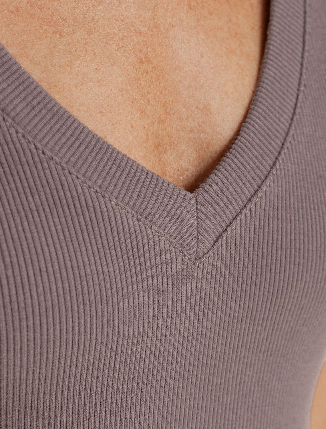 Футболка из плотного трикотажа в рубчик с V-образным вырезом