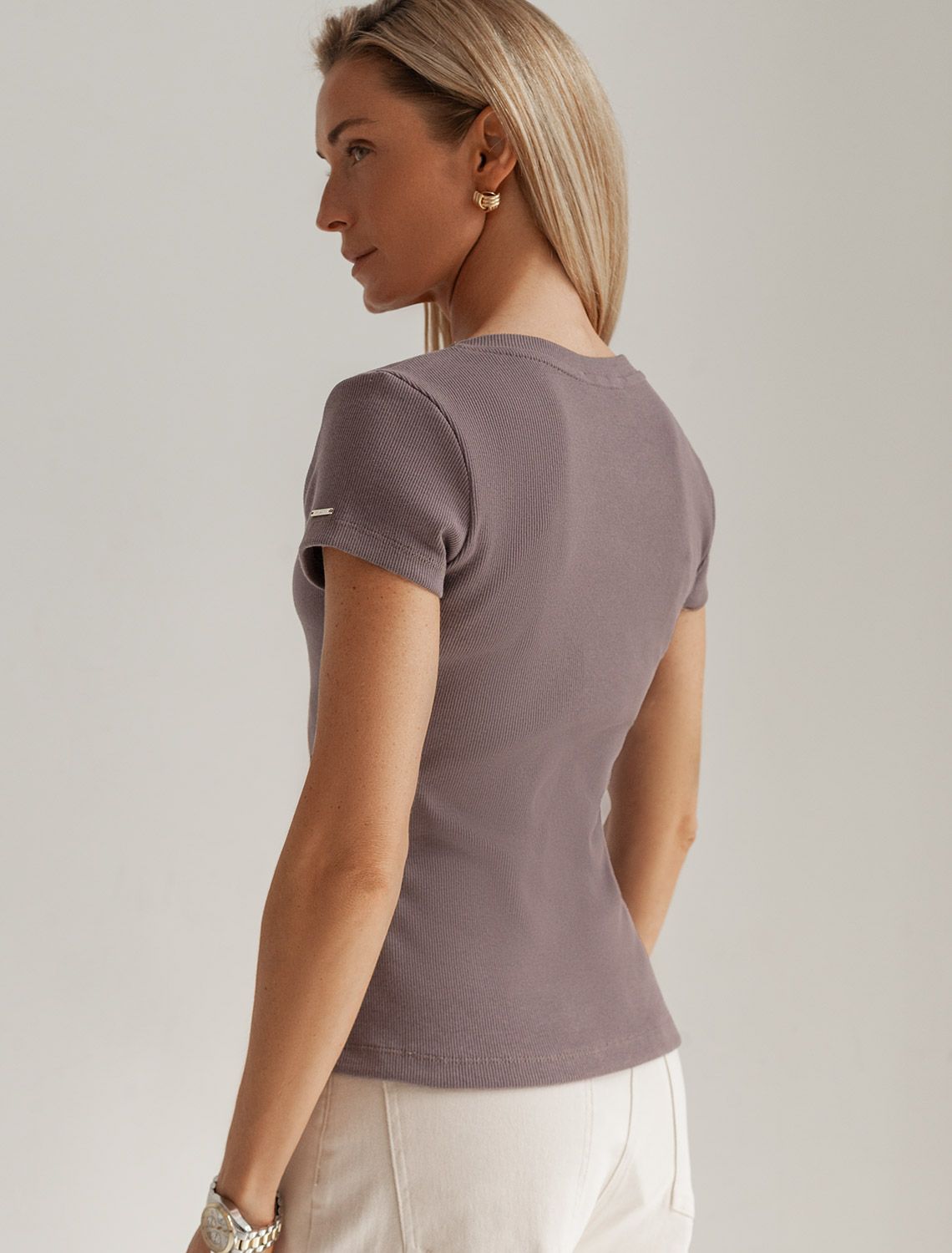 Футболка из плотного трикотажа в рубчик с V-образным вырезом