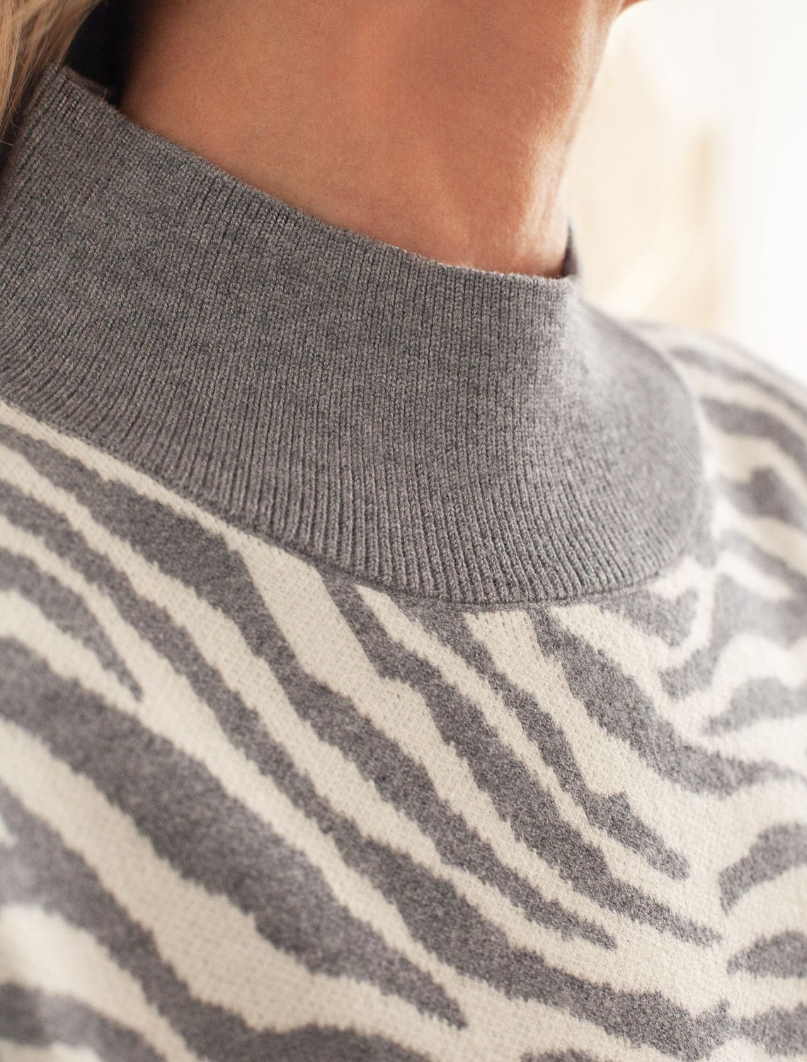 Ст.цена 3090р Платье жаккардовой вязки с кашемиром D32.112 серый