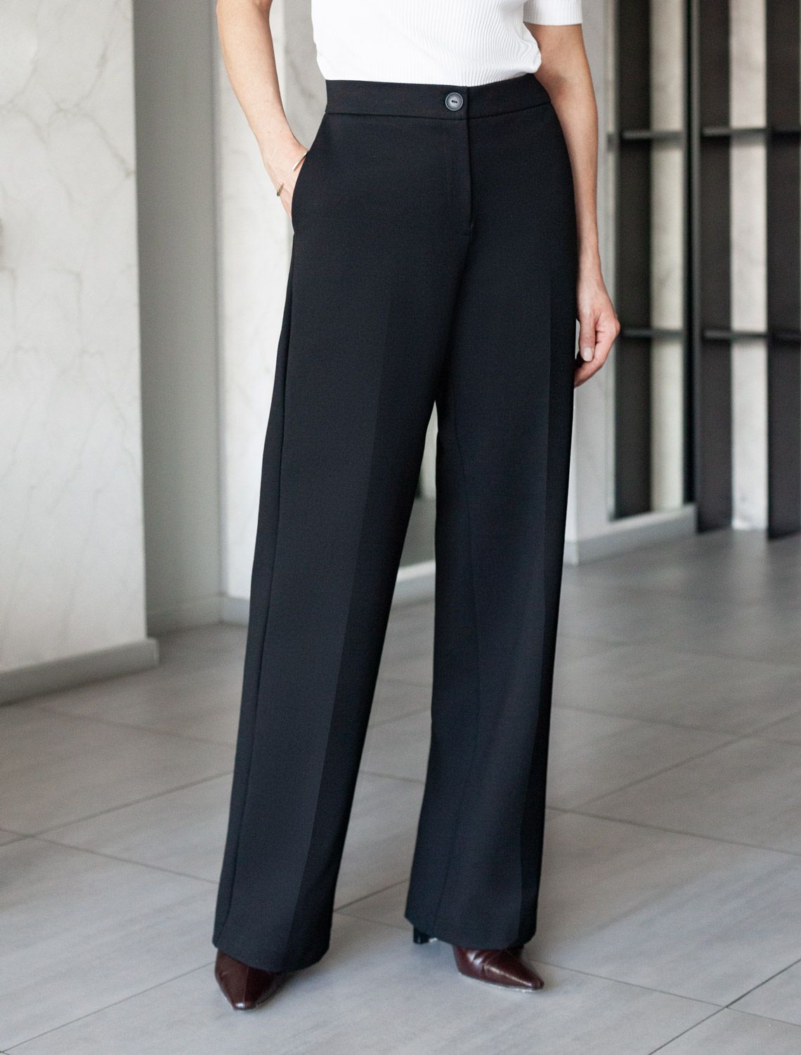 Ст.цена 2590р Прямые брюки из джерси на резинке сзади D44.155 черный