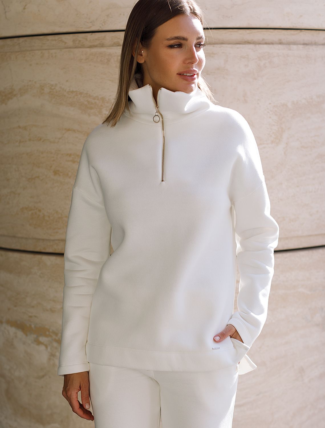 Ст.цена 2390р Джемпер из премиального футера трехнитки с начесом D49.060 белый