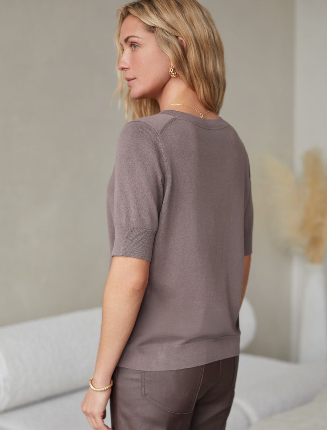 Ст.цена 1690р Джемпер тонкой вязки из вискозы с нейлоном D39.355 кофейный