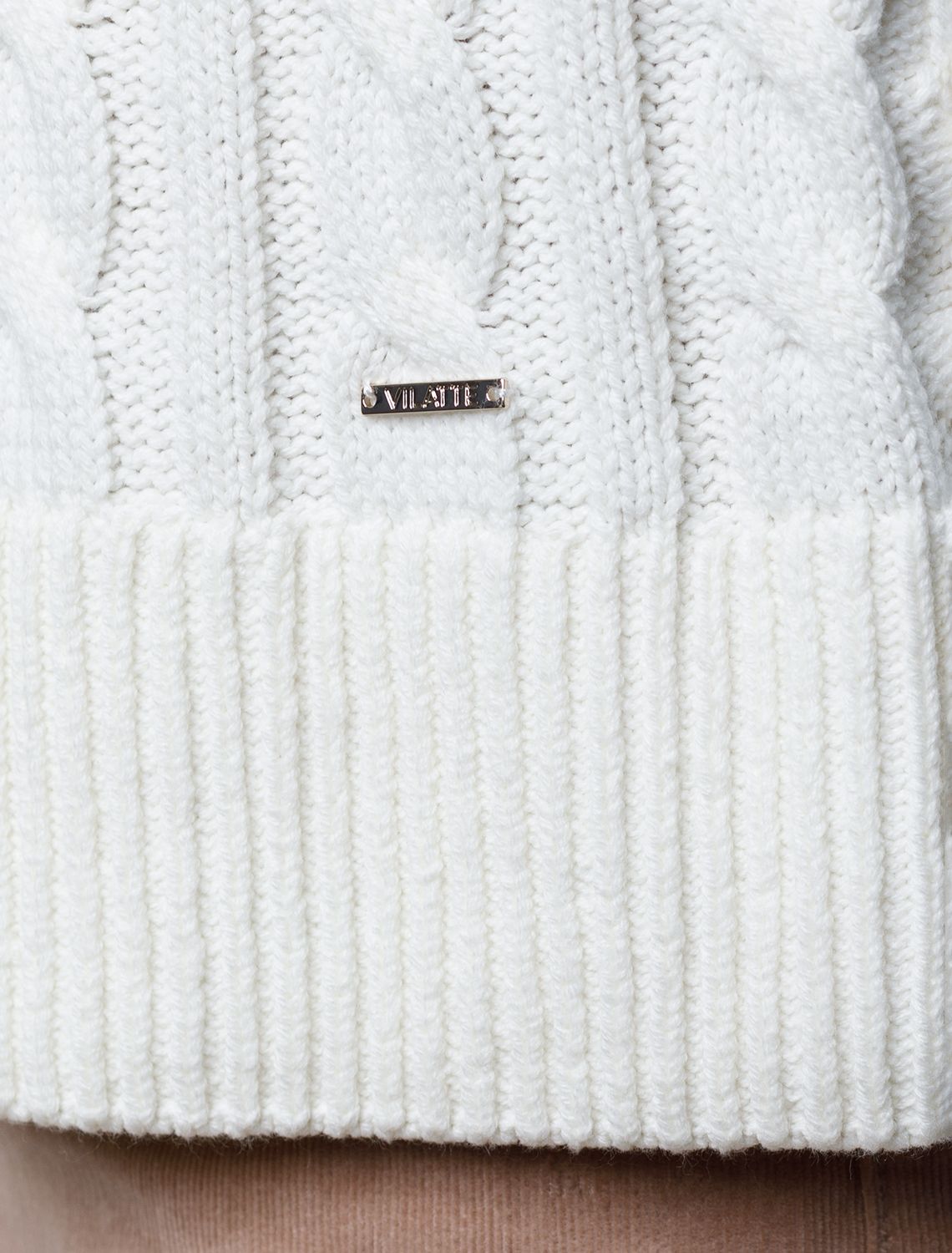 Ст.цена 2590р Свитер фактурной вязки с узором косы D39.330 натуральный белый