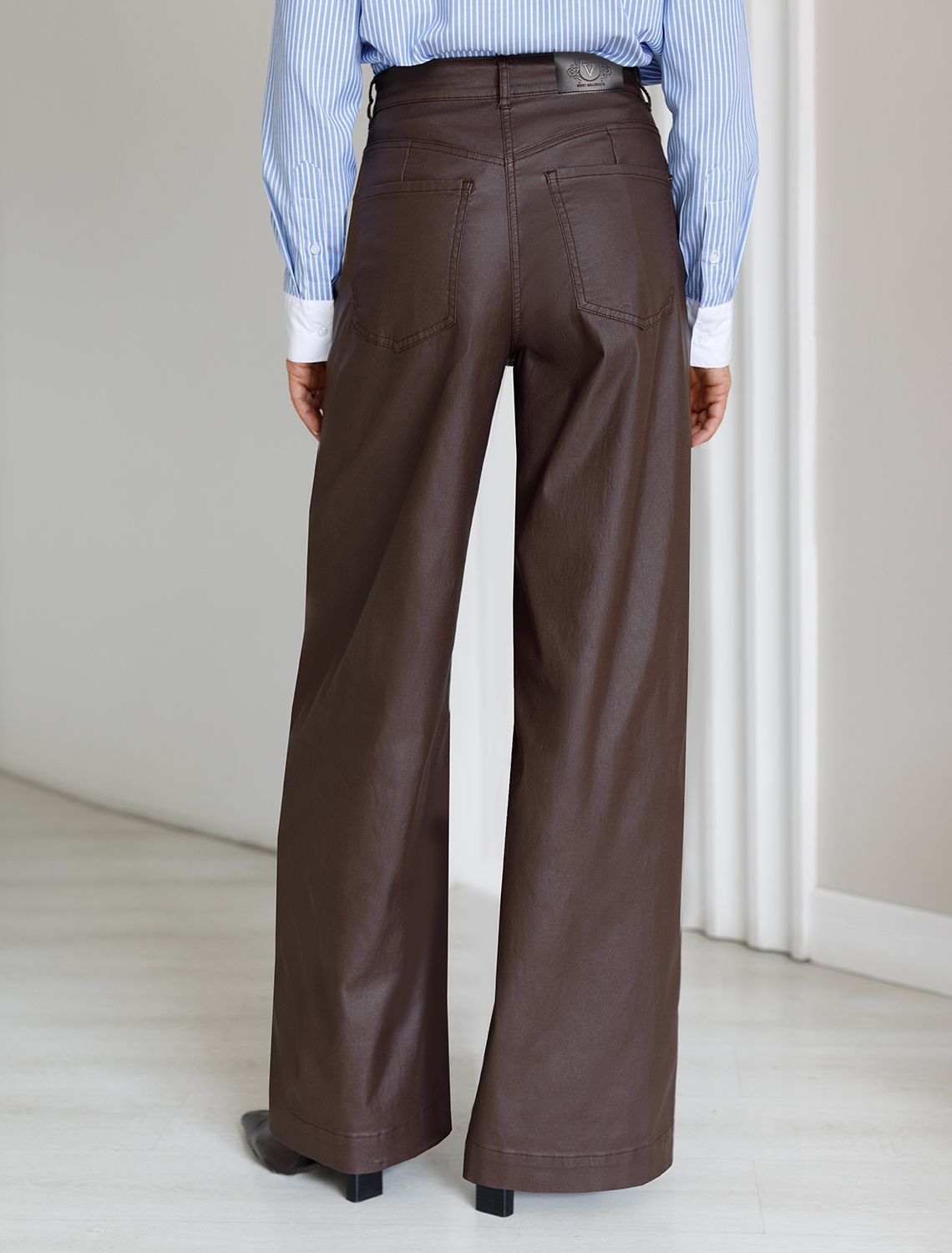 Ст.цена 2690р Брюки-трубы из эластичного хлопка с эффектом кожи D24.277 коричневый