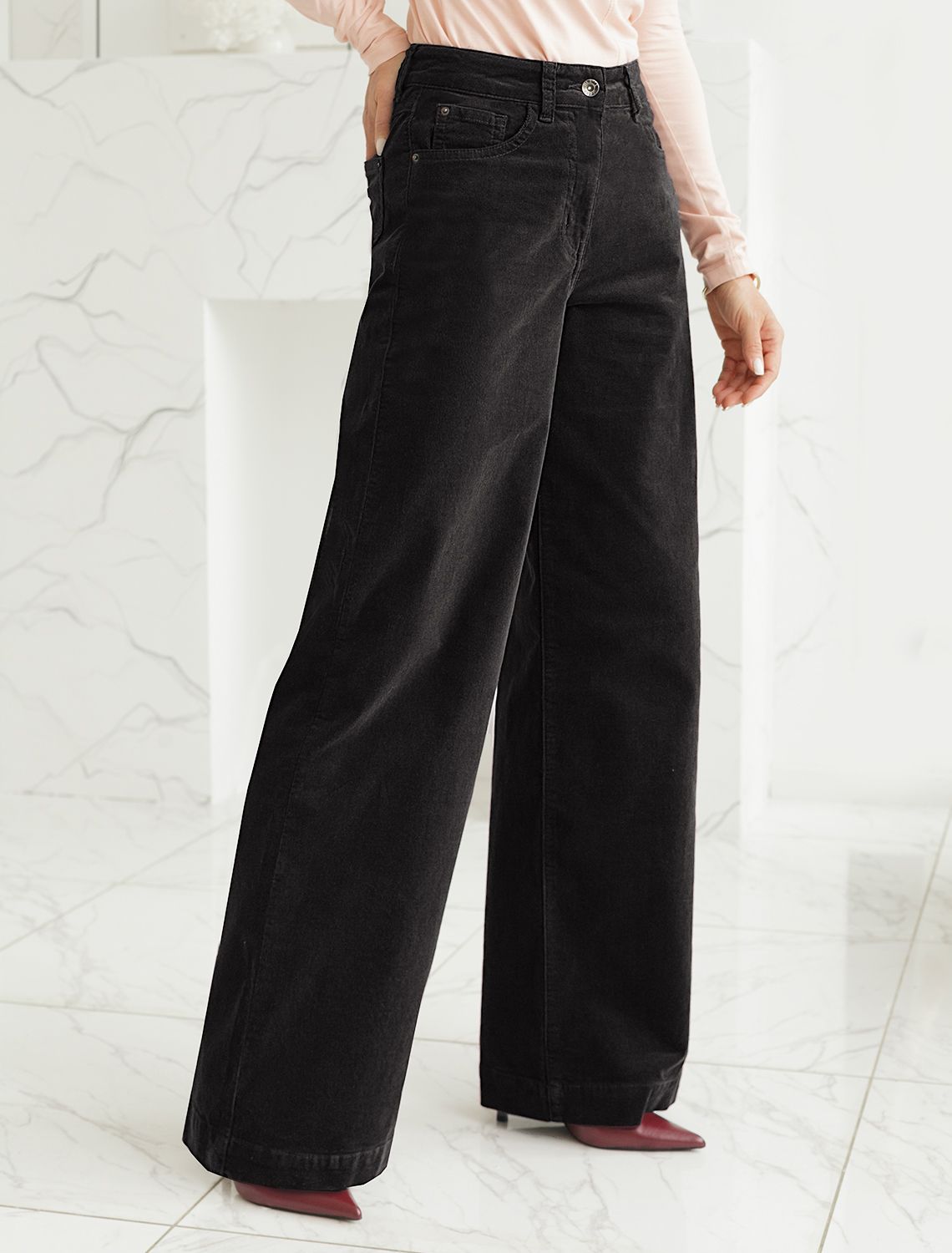 Ст.цена 2790р Брюки из эластичного микро-вельвета D24.278 черный