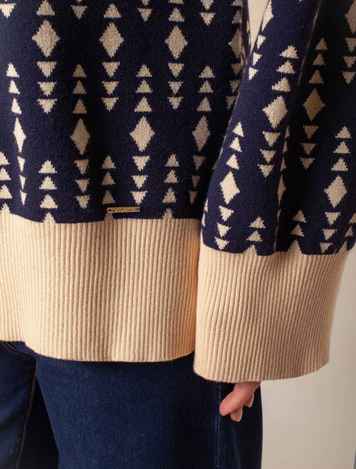 Ст.цена 2690р Свитер с боковыми разрезами жаккардовой вязки с кашемиром D34.207 синий-бежевый