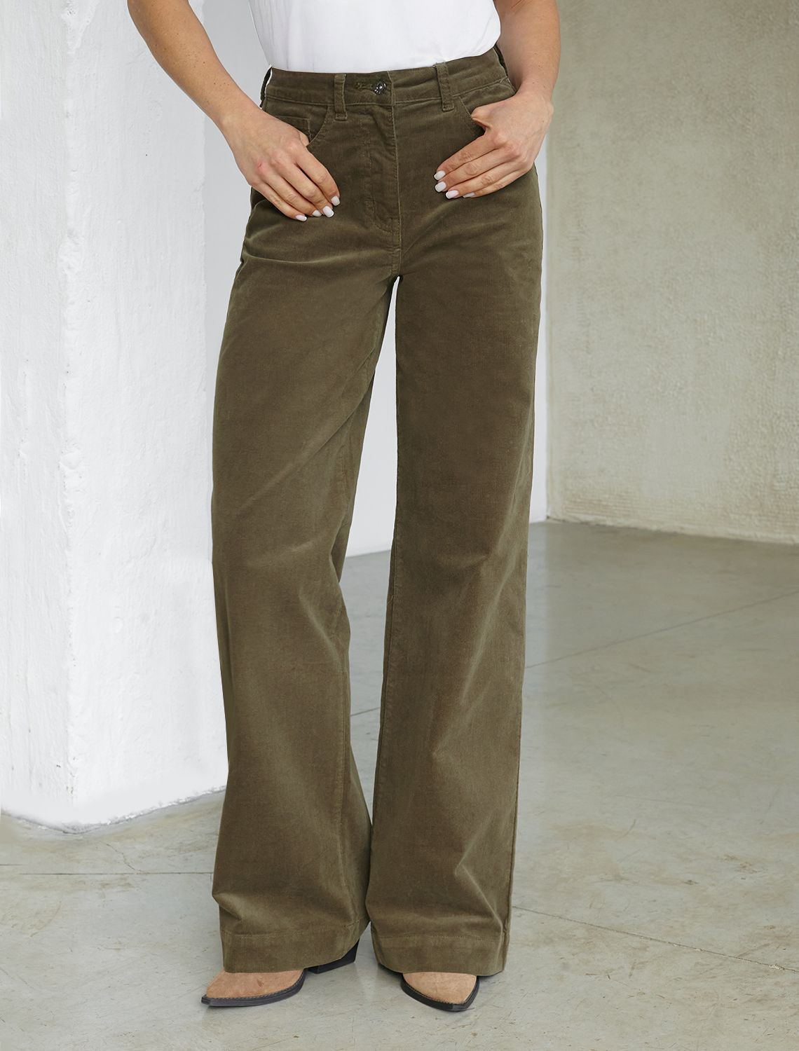 Ст.цена 2790р Брюки из эластичного микро-вельвета D24.278 хаки