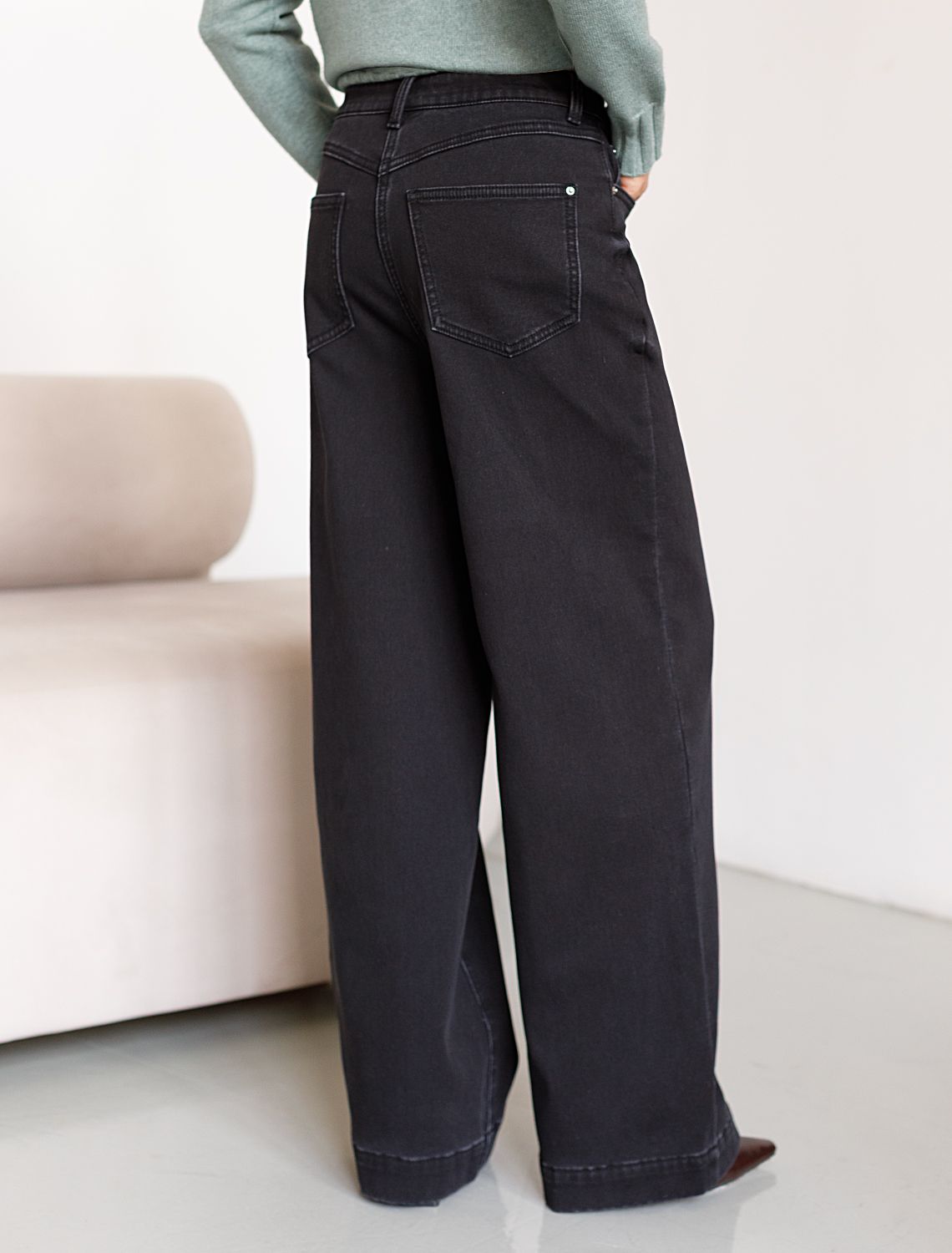 Ст.цена 2890р Джинсы-трубы из эластичного денима на флисе D54.157 черный