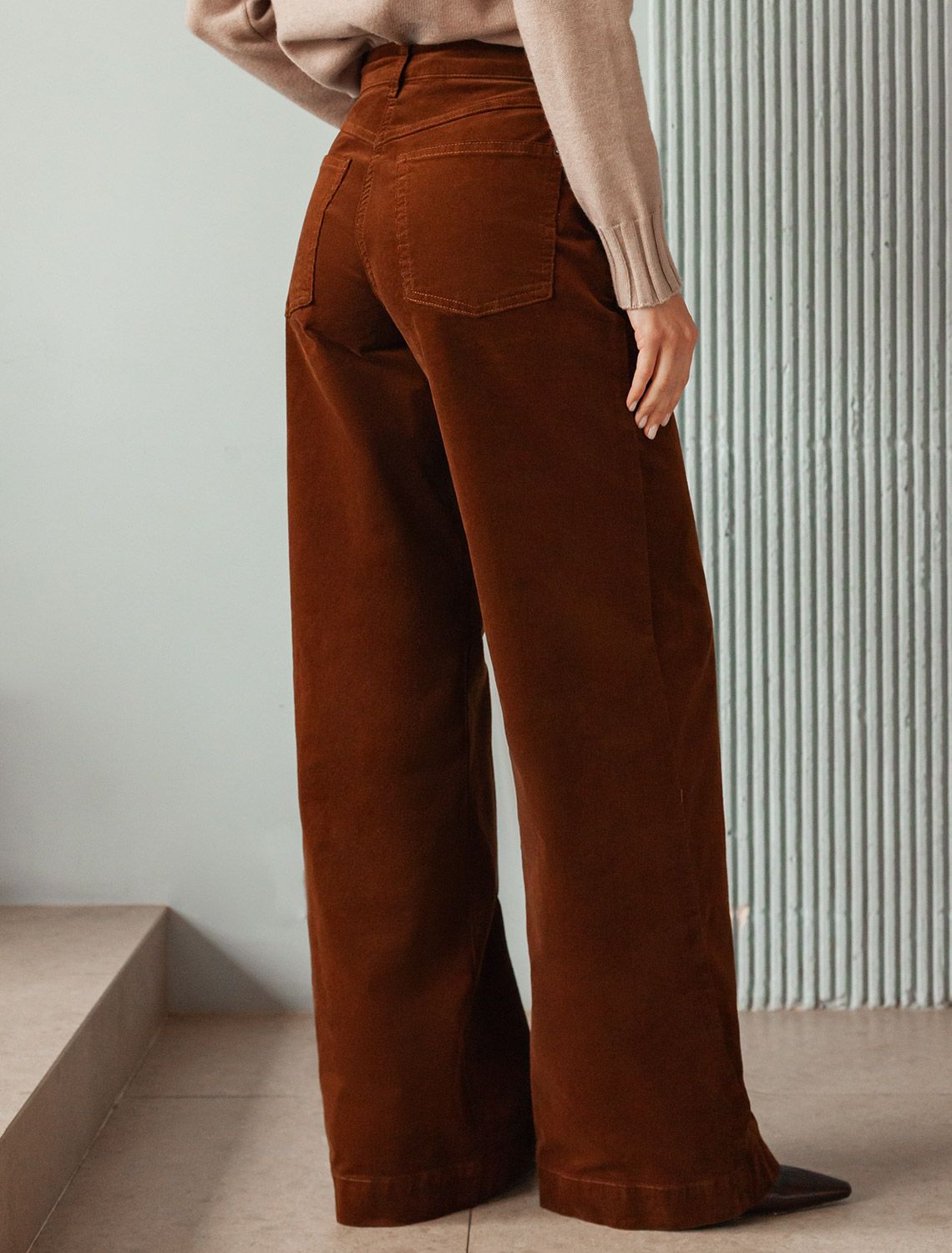 Ст.цена 2790р Брюки из эластичного микро-вельвета D24.278 светло-коричневый