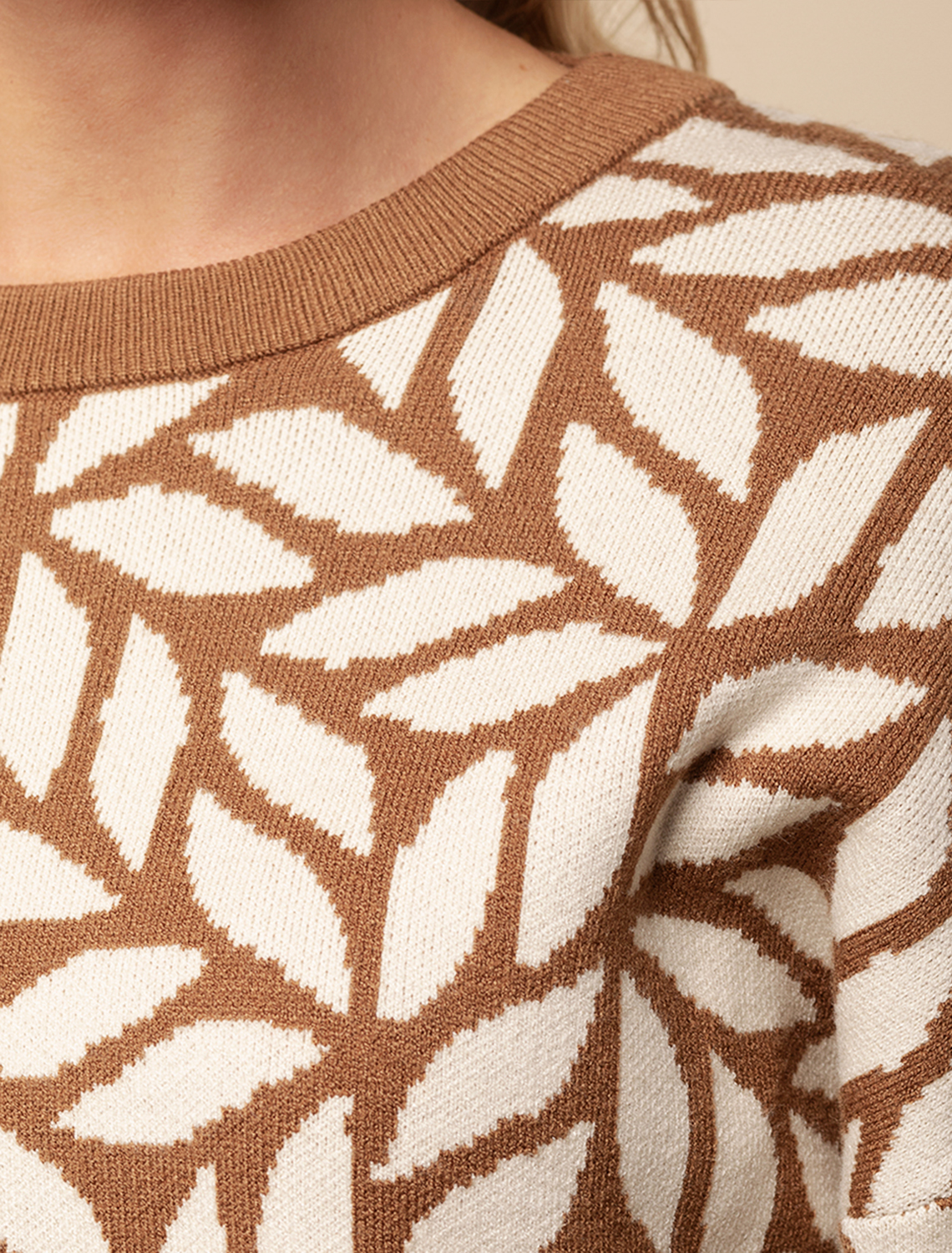 Ст.цена 2690р Джемпер жаккардовой вязки с кашемиром D39.309 карамельный-бежевый