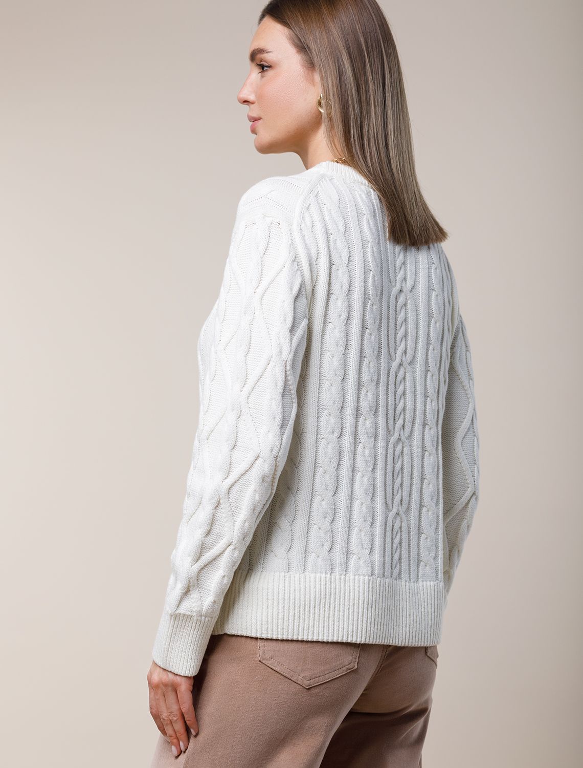 Ст.цена 2590р Свитер фактурной вязки с узором косы D39.330 натуральный белый