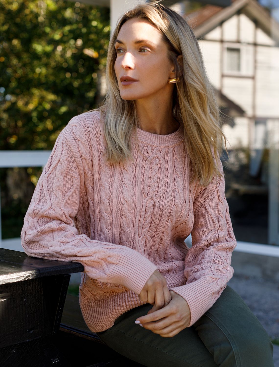 Ст.цена 2590р Свитер фактурной вязки с узором косы D39.330 пудровый