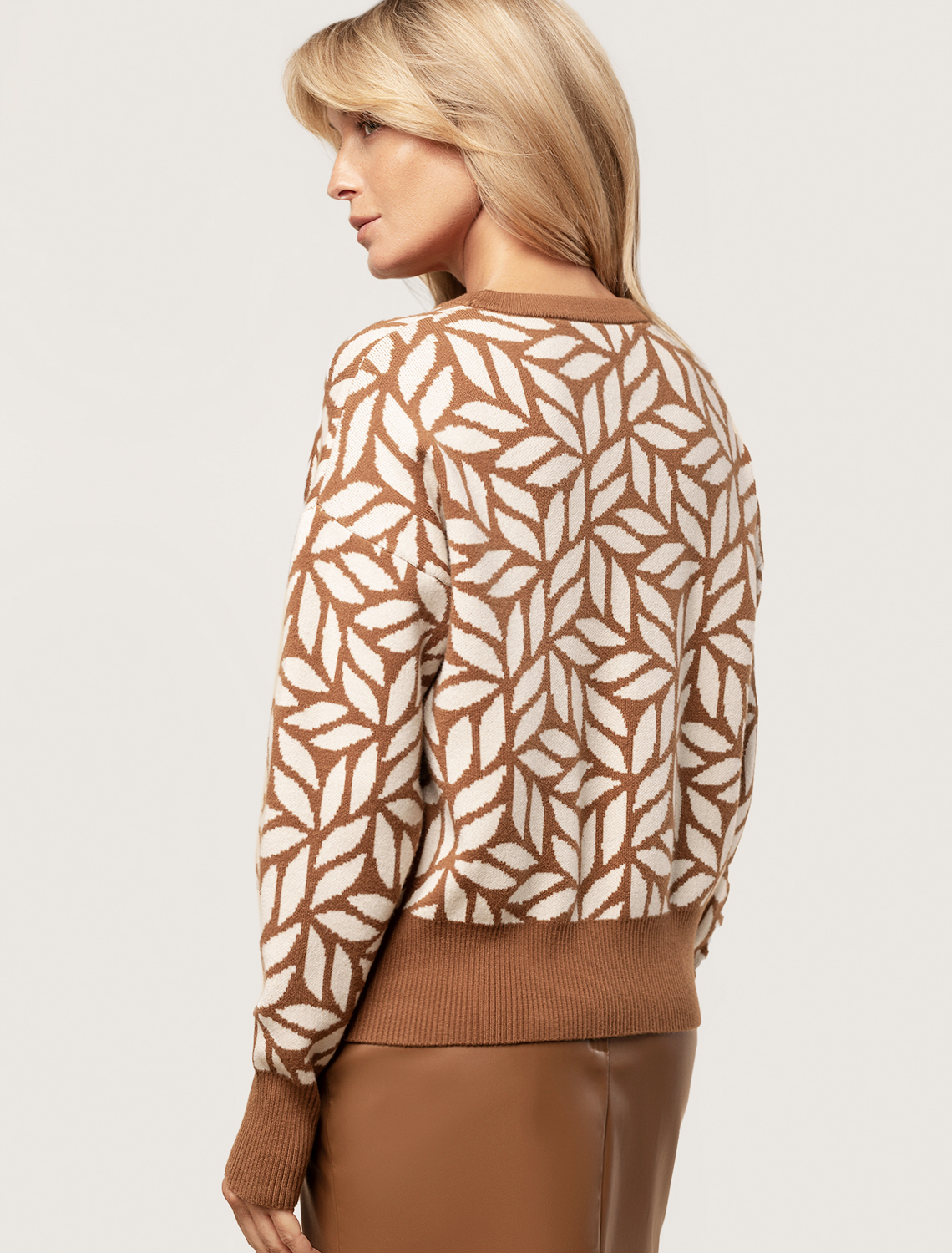 Ст.цена 2690р Джемпер жаккардовой вязки с кашемиром D39.309 карамельный-бежевый