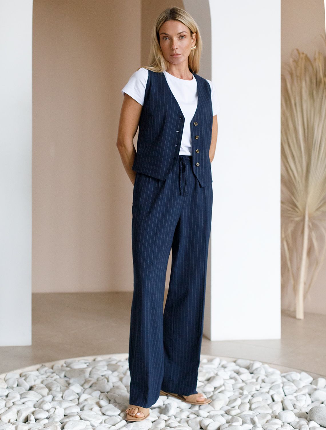 Ст.цена 2990р Жилет из костюмной ткани D27.001 темно-синий