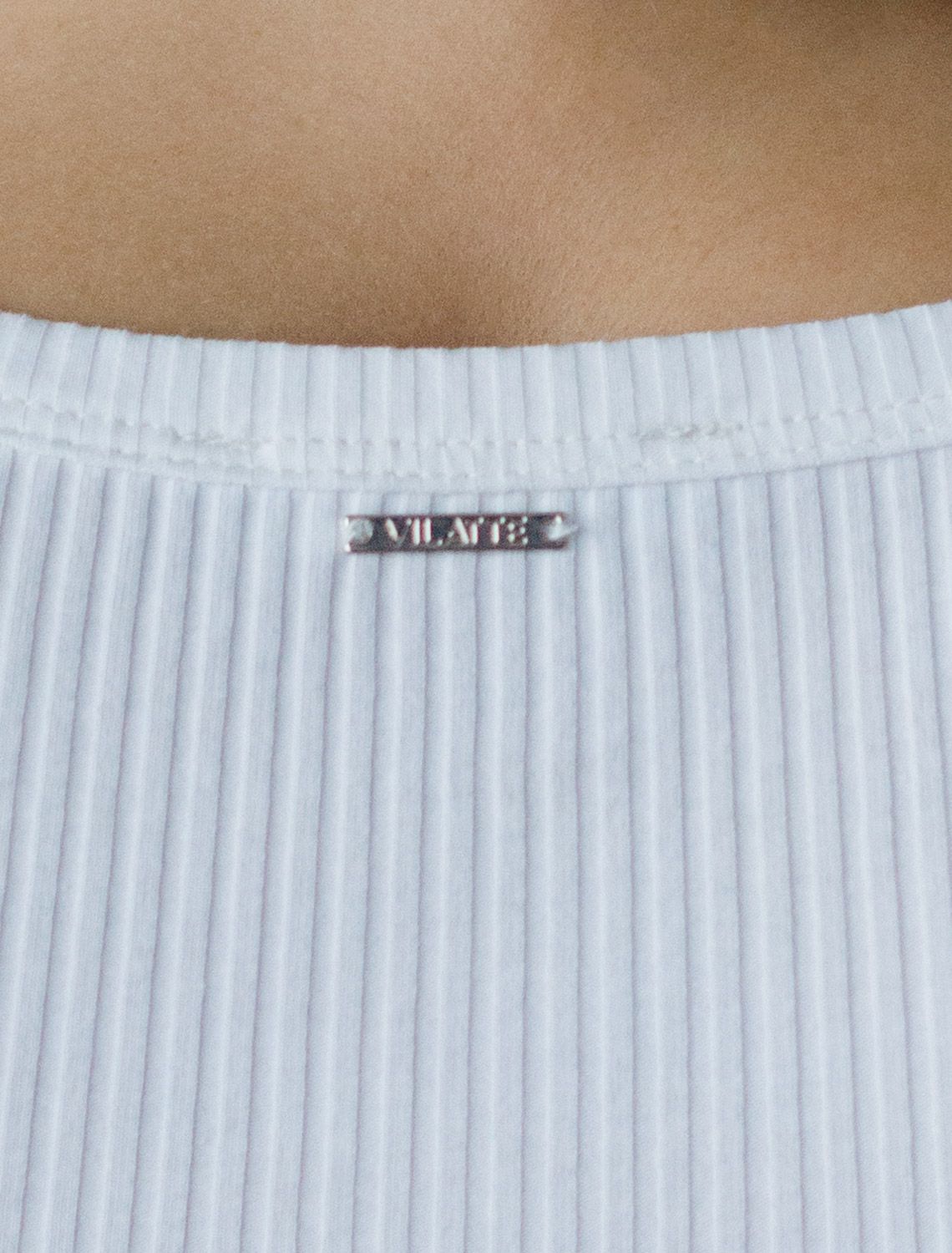 Ст.цена 1090р Топ из трикотажа в широкий рубчик D43.178 белый