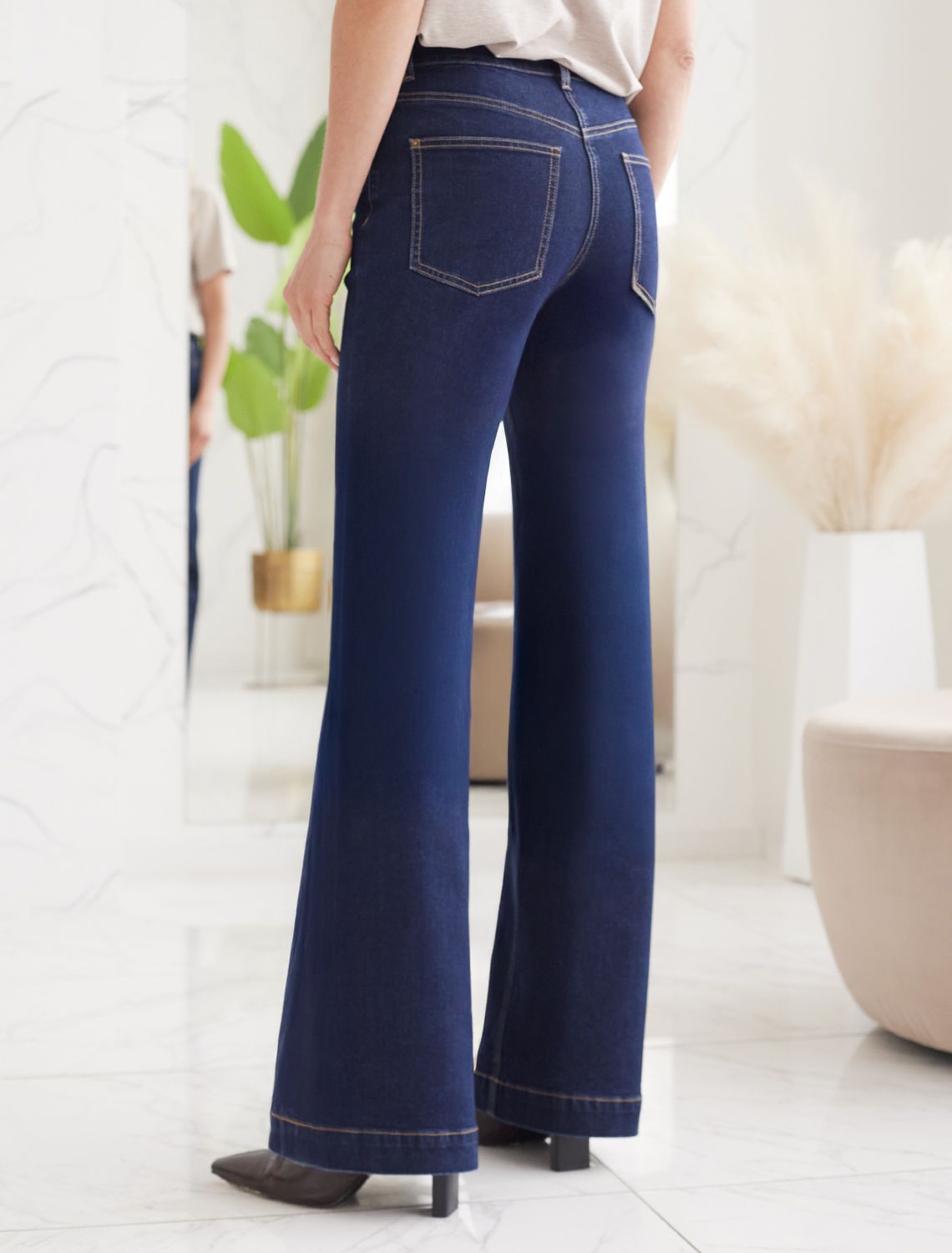 Ст.цена 2590р Джинсы клеши из мягкой эластичной джинсы средней плотности 12OZ D54.287 темно-синий