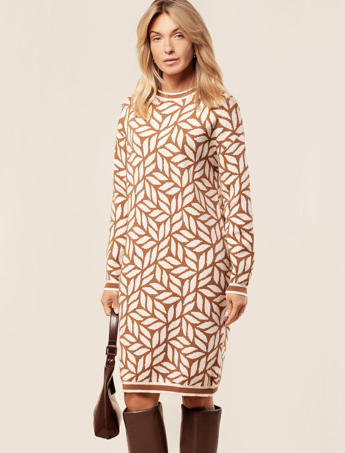 Ст.цена 3390р Платье жаккардовой вязки с кашемиром D32.056 карамельный-бежевый