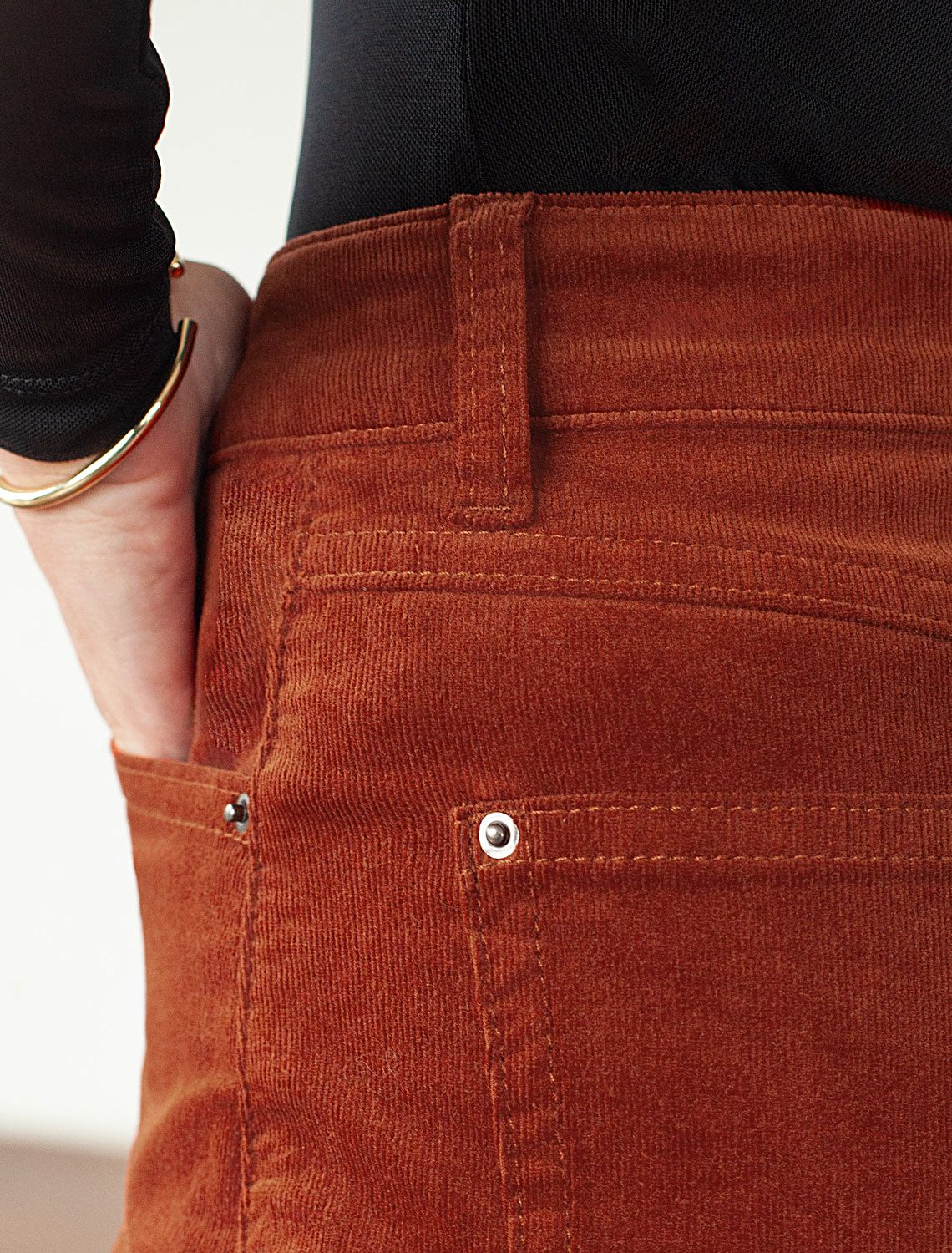 Ст.цена 2790р Брюки из эластичного микро-вельвета D24.278 терракотовый