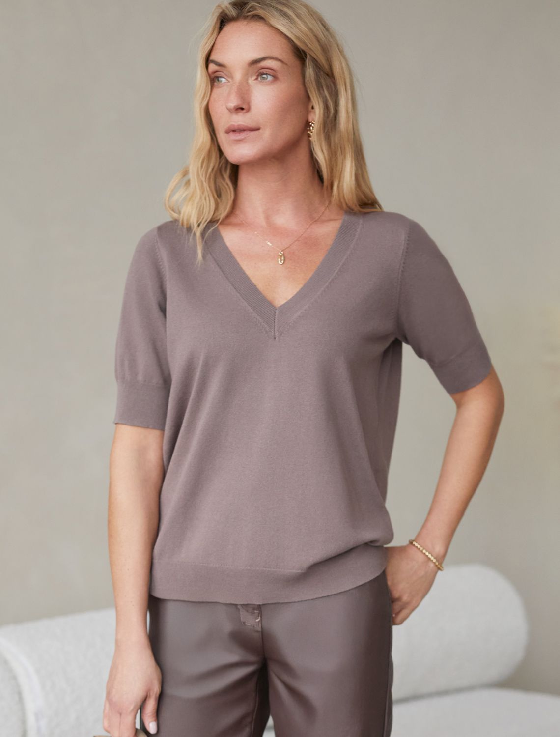 Ст.цена 1690р Джемпер тонкой вязки из вискозы с нейлоном D39.355 кофейный