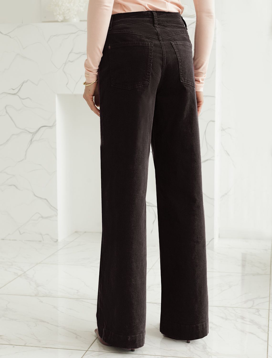 Ст.цена 2790р Брюки из эластичного микро-вельвета D24.278 черный