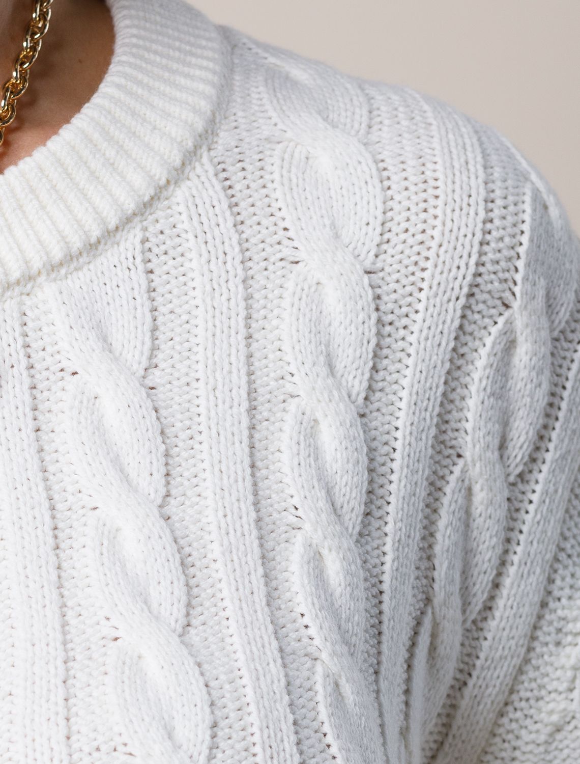 Ст.цена 2590р Свитер фактурной вязки с узором косы D39.330 натуральный белый
