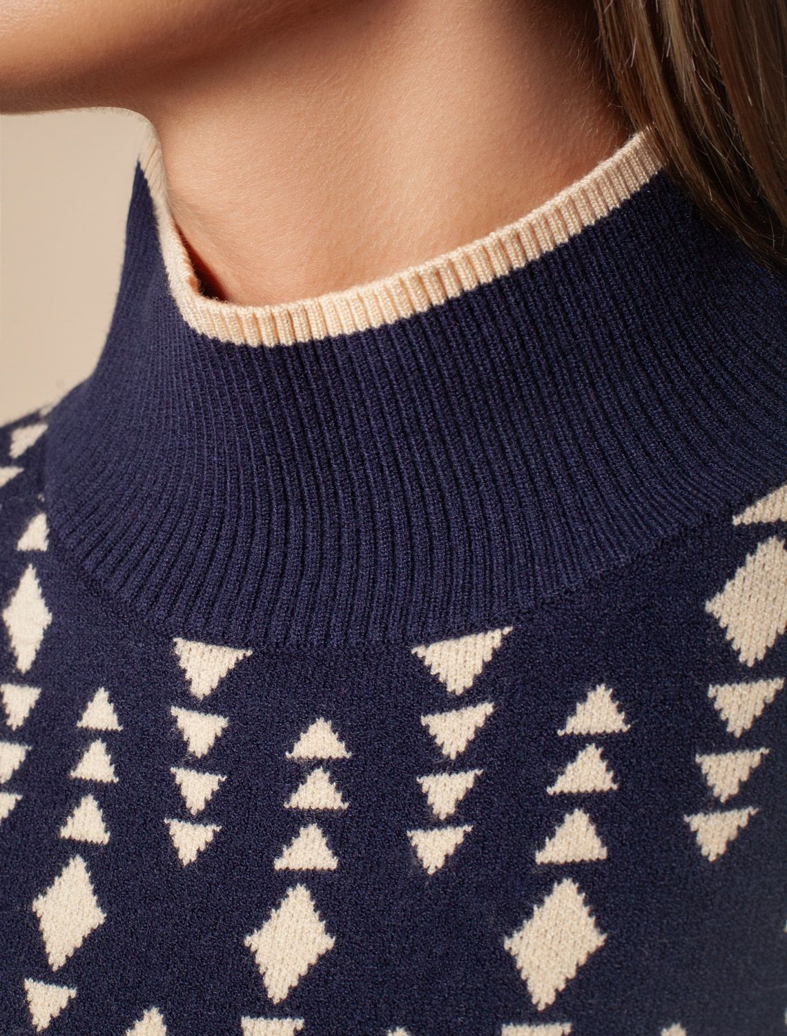 Ст.цена 2690р Свитер с боковыми разрезами жаккардовой вязки с кашемиром D34.207 синий-бежевый