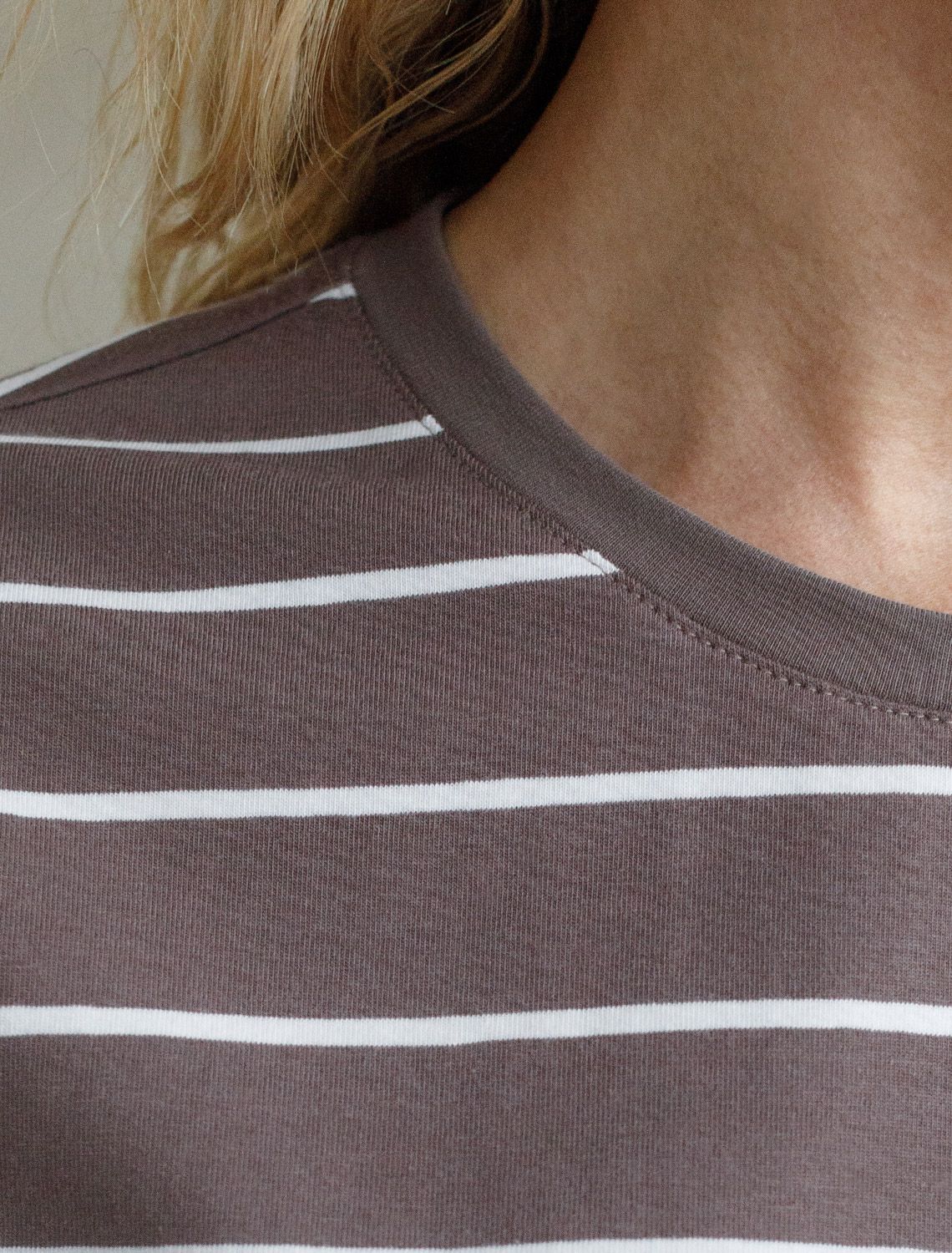 Базовая футболка в полоску полуприлегающая из премиального хлопка с эластаном