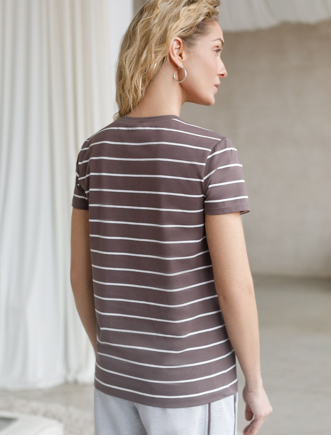 Базовая футболка в полоску полуприлегающая из премиального хлопка с эластаном