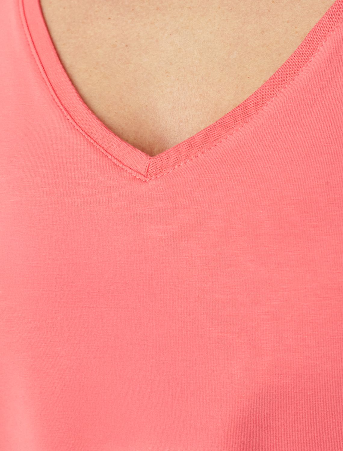 Футболка с V-вырезом и цельнокроеным рукавом из премиального хлопка