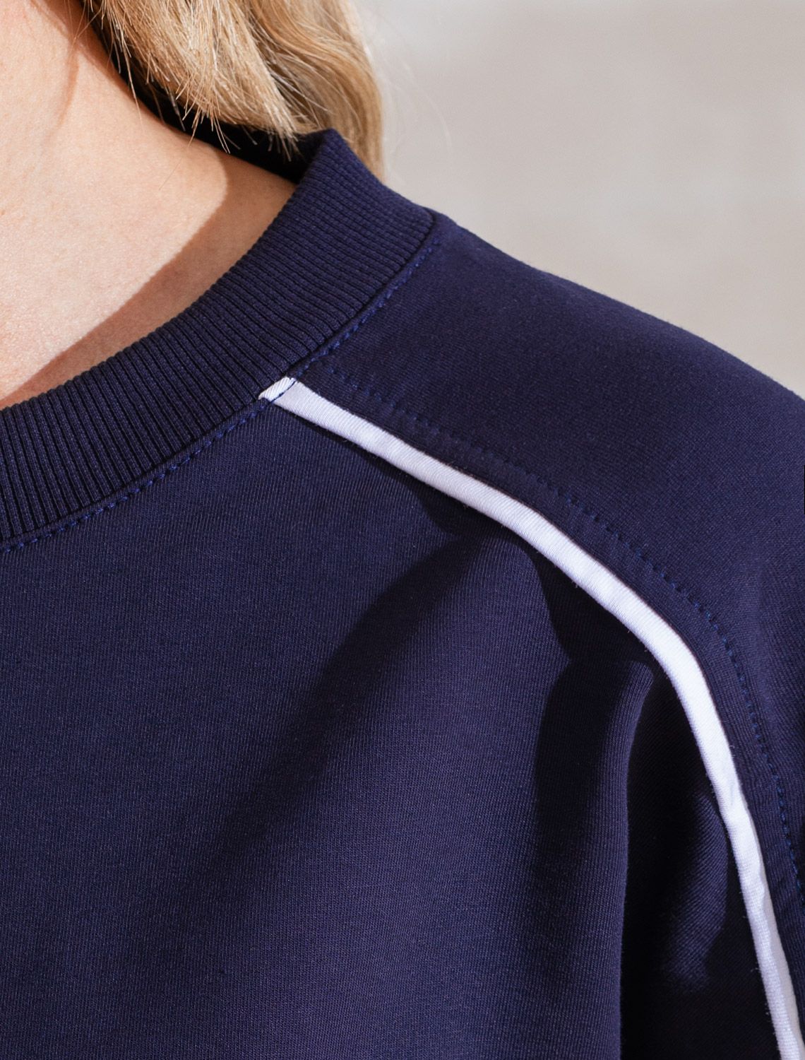 Свитшот с лампасами и разрезами из эластичного футера двухнитки без начеса