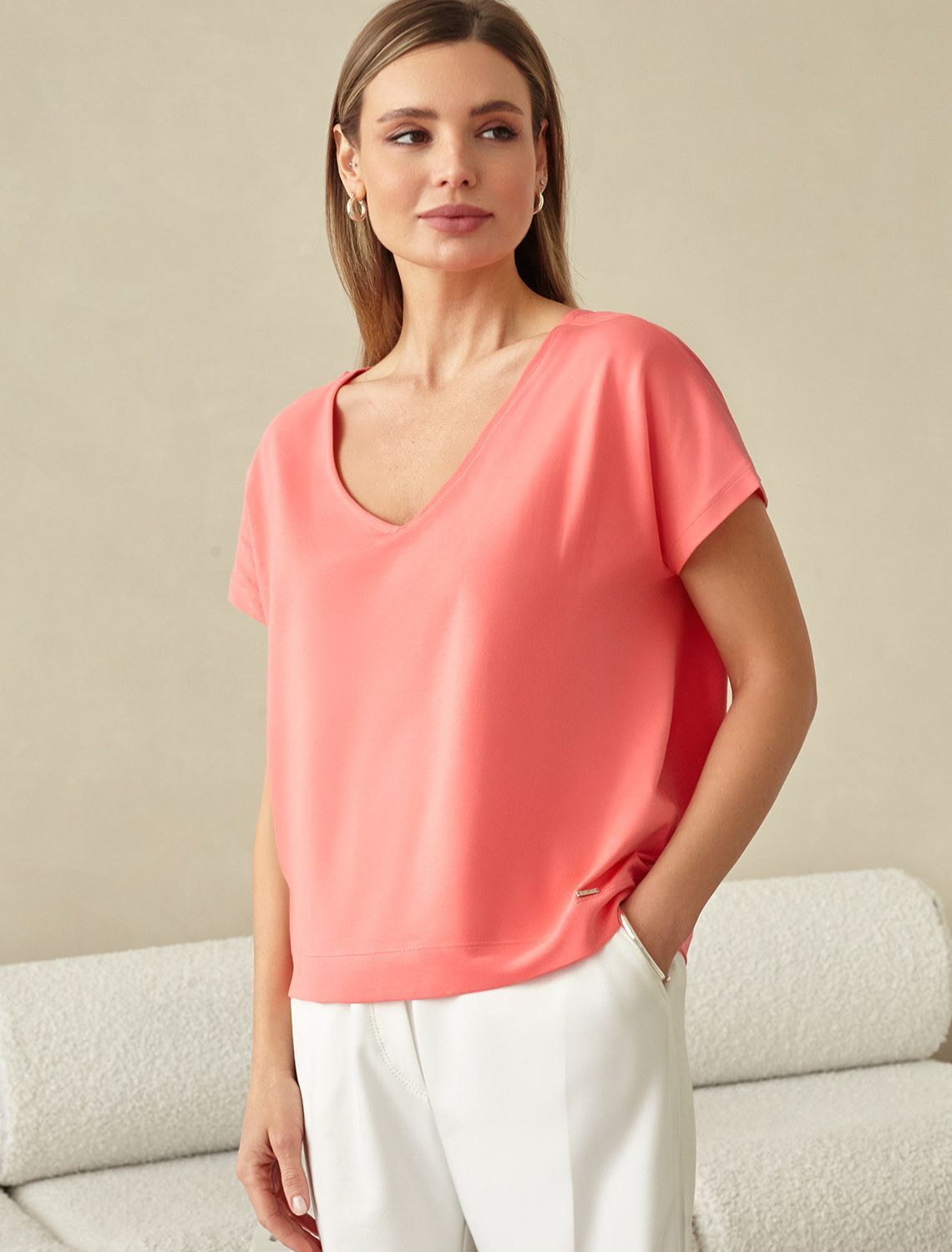 Футболка с V-вырезом и цельнокроеным рукавом из премиального хлопка