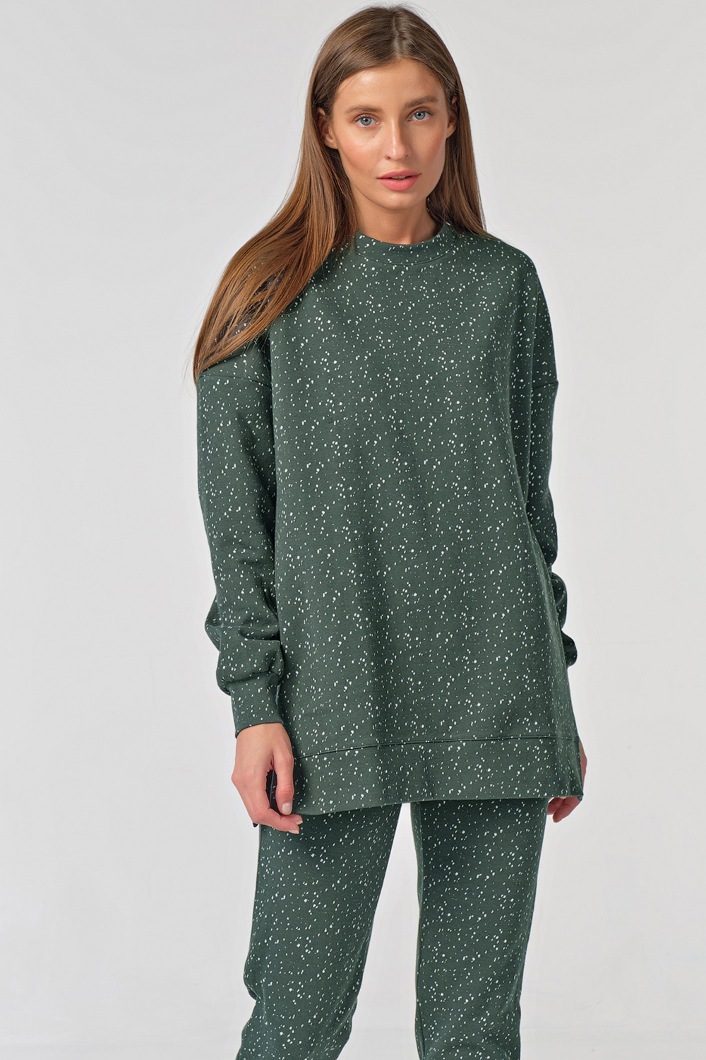 ст. цена3572руб.! Костюм повседневный оверсайз из трикотажа зеленый в крапинку