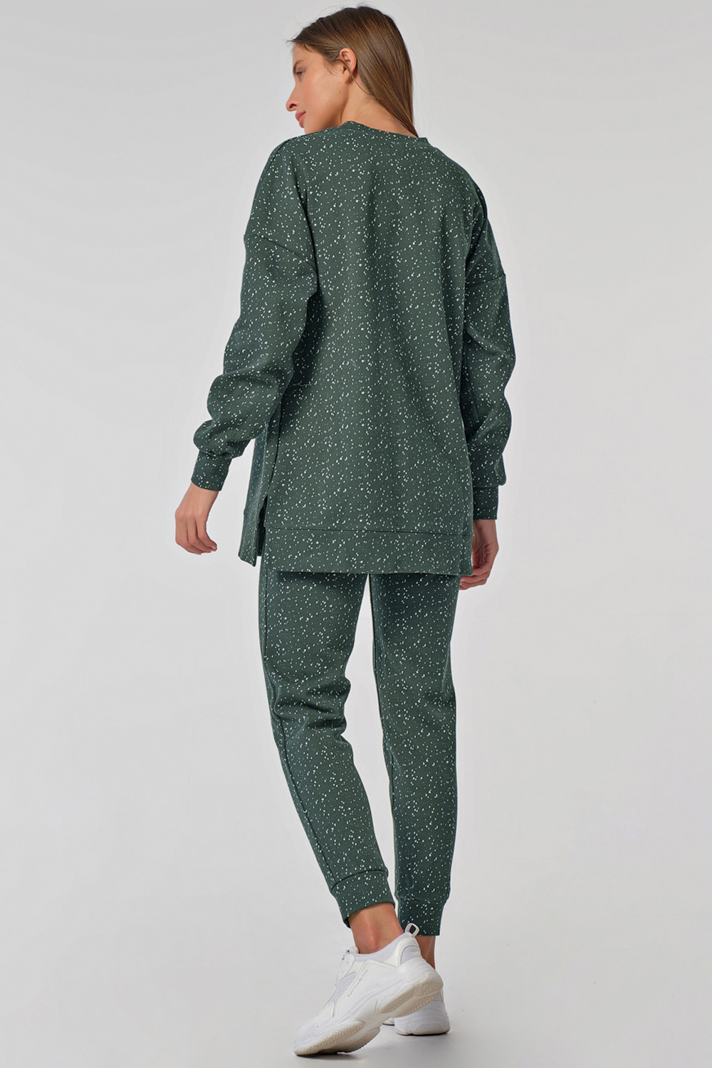 ст. цена3572руб.! Костюм повседневный оверсайз из трикотажа зеленый в крапинку