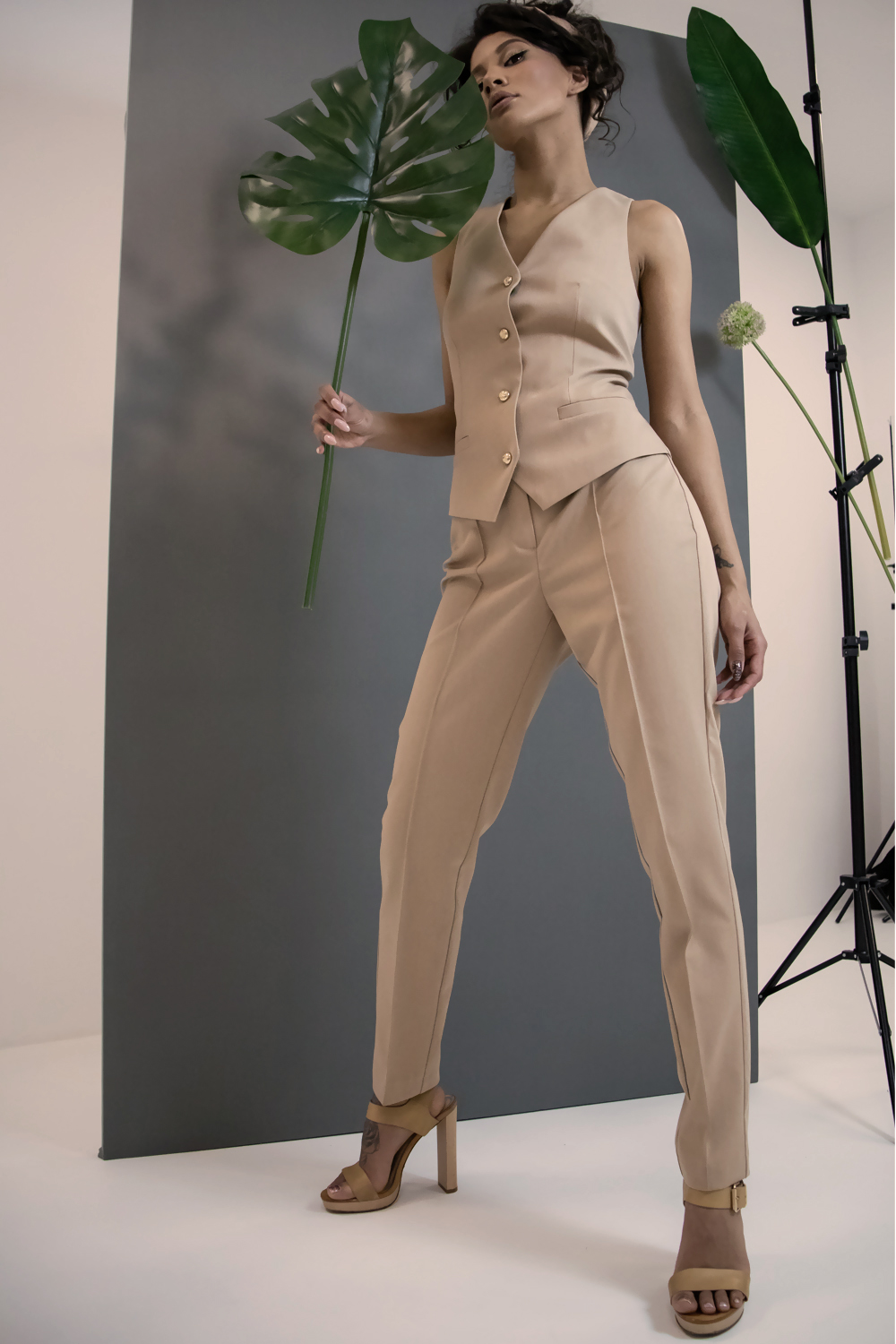 ст. цена2480руб.! Брюки из плотной костюмной ткани песочные