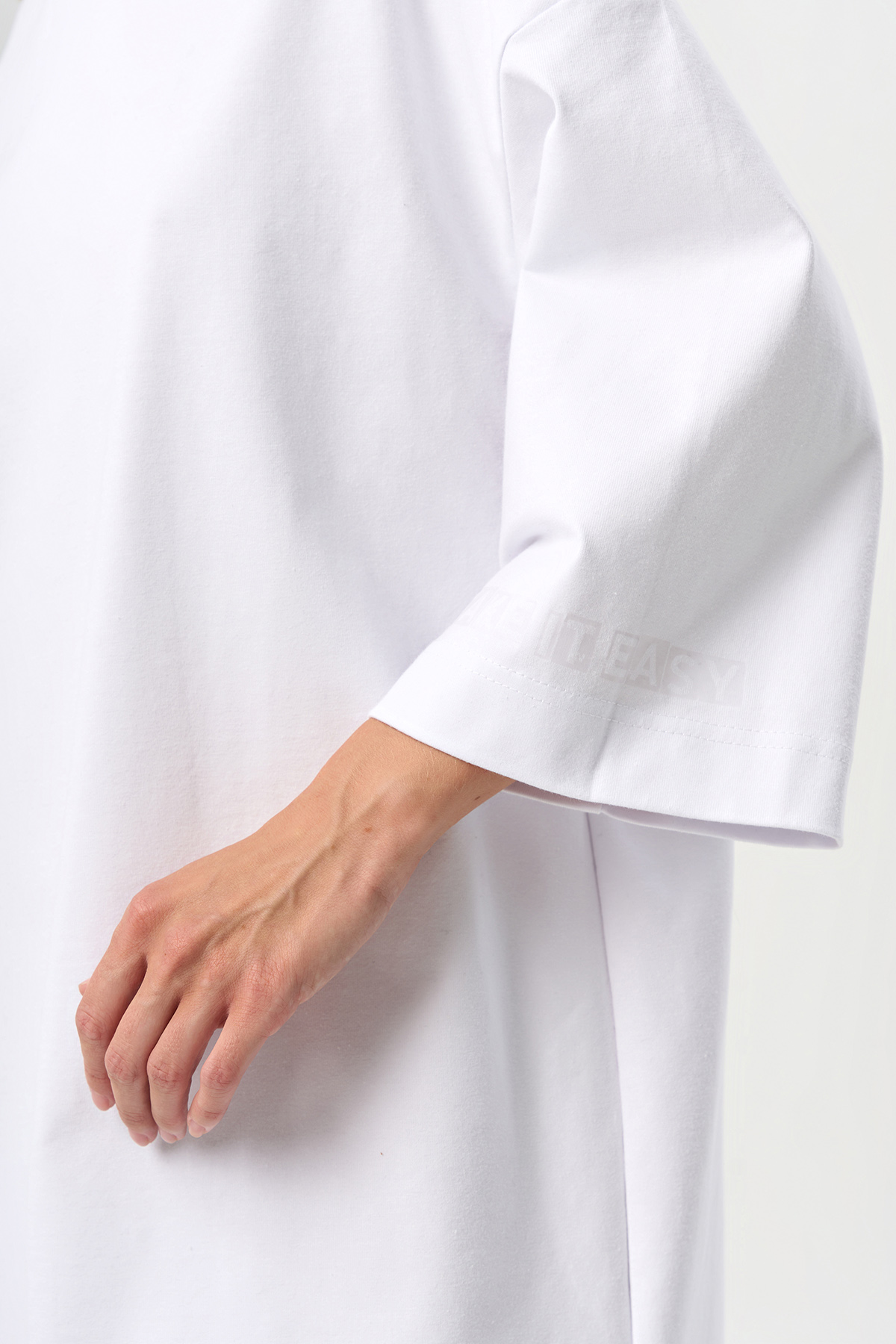 ст. цена2590руб.! Платье-футболка с принтом на руке белый