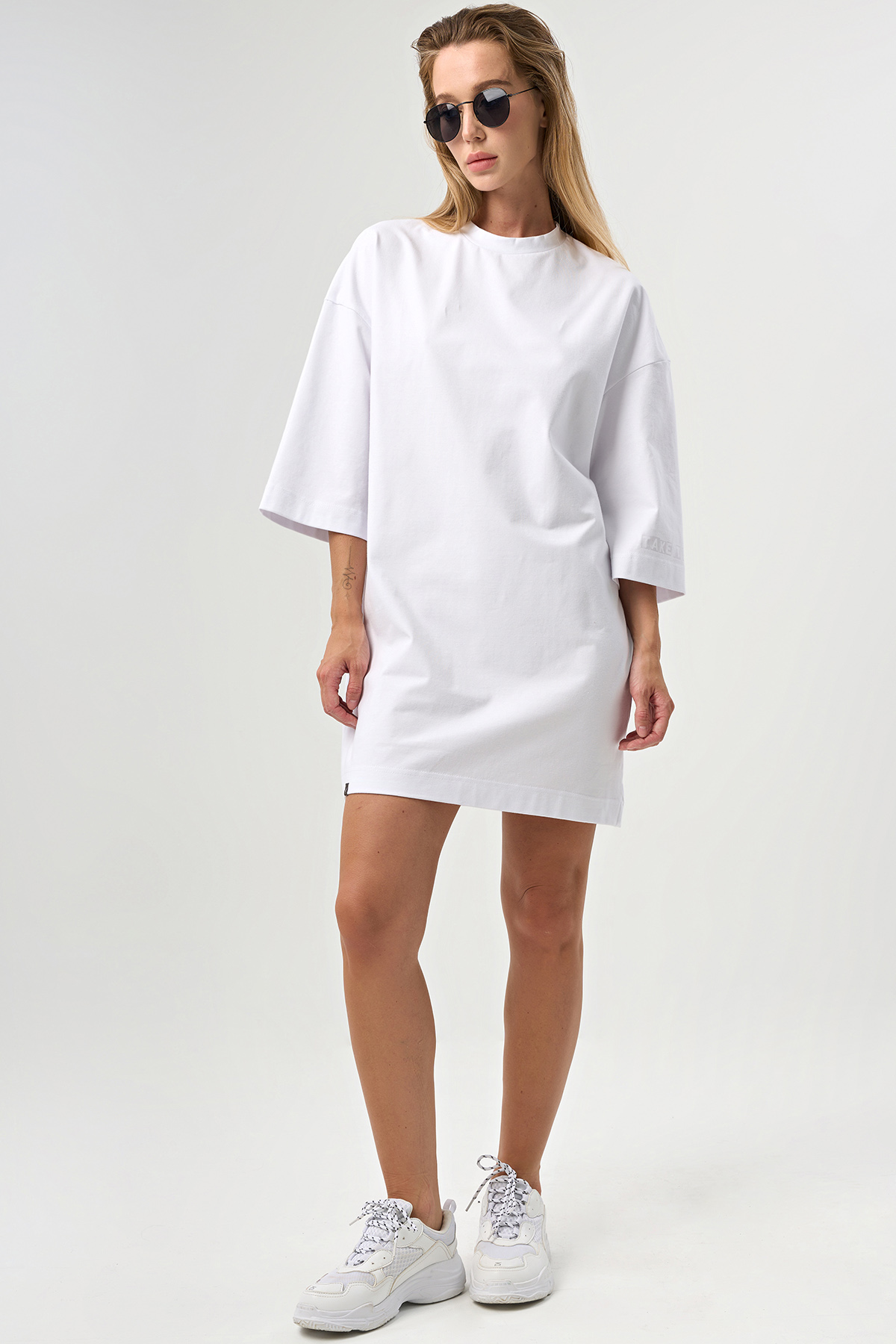 ст. цена2590руб.! Платье-футболка с принтом на руке белый