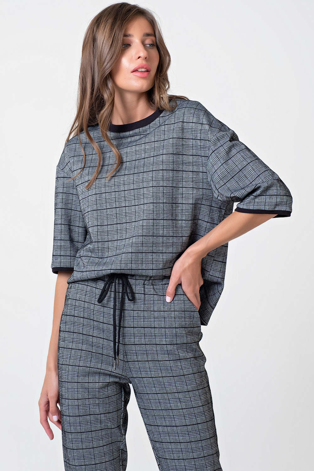 ст. цена3172руб.! Костюм повседневный трикотажный с футболкой и брюками в черно-белую елочку