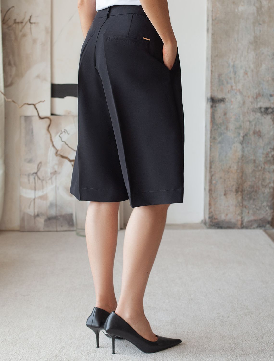 Ст.цена 2190р Шорты D28.056 черный