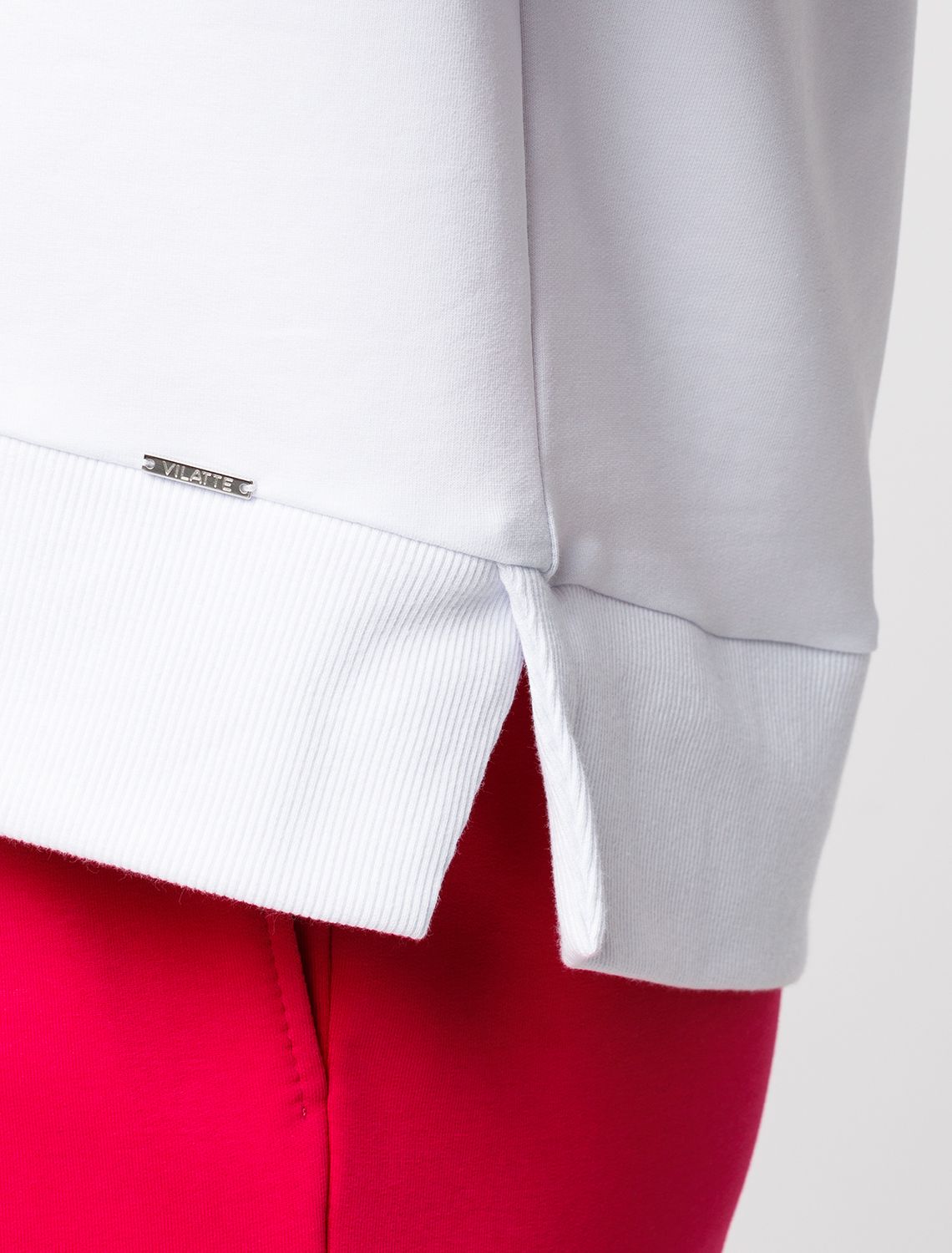 Ст.цена 2790р Свитшот из эластичного футера с принтом стразами D49.072 белый_стразы