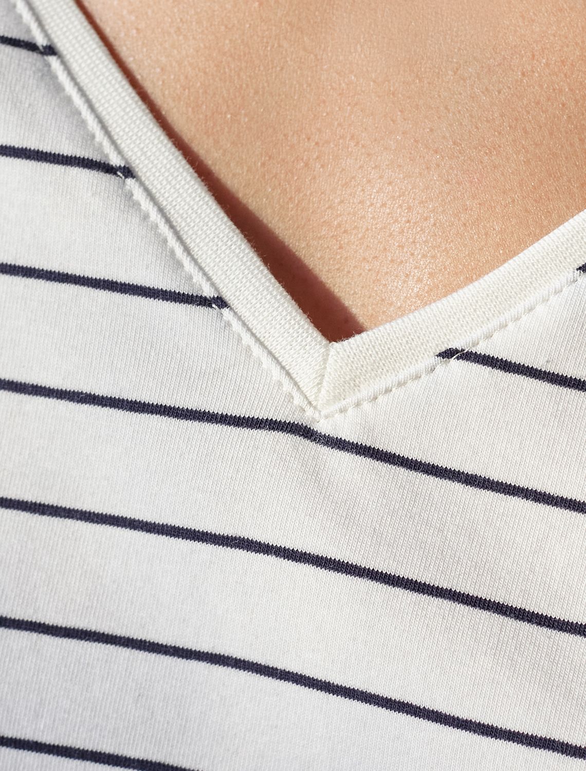 Футболка в полоску с V-вырезом и цельнокроеным рукавом из премиального хлопка D49.100 белый-синий