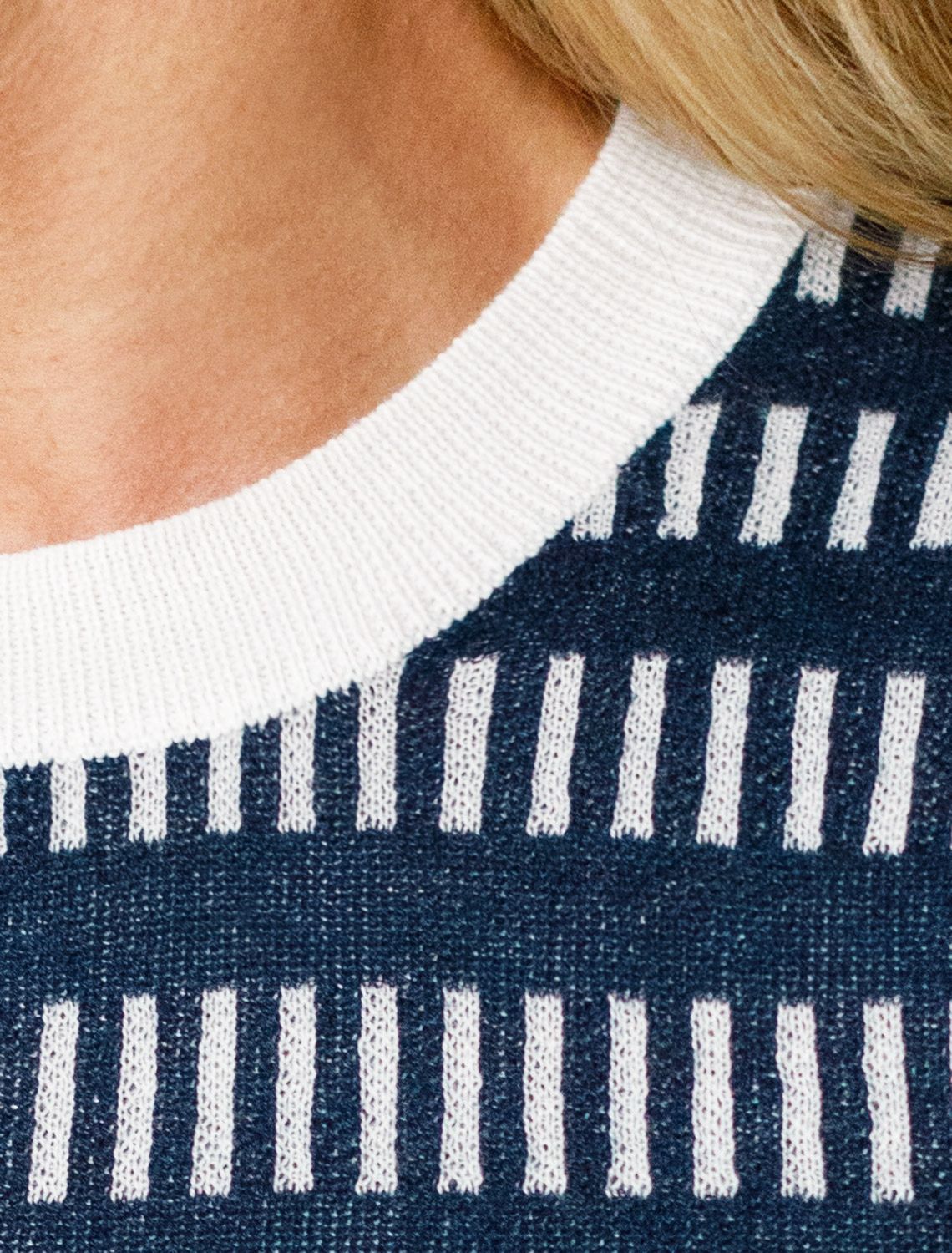 Ст.цена 2490р Джемпер тонкой вязки из вискозы D39.346 синий-белый